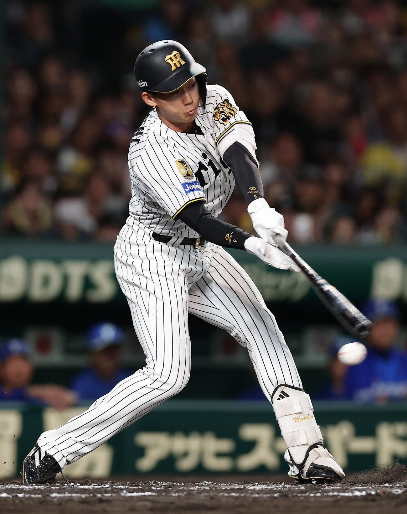阪神対DeNA 7回裏阪神2死一、二塁、空振り三振に倒れる立石正広（撮影・前田充）