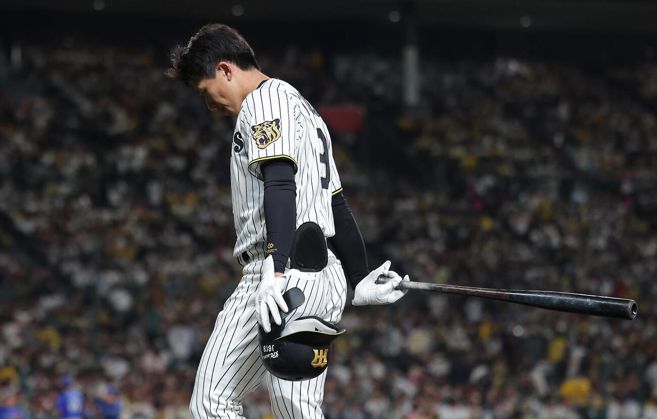 阪神対DeNA 7回裏阪神2死一、二塁、空振り三振に倒れた立石正広（撮影・前田充）