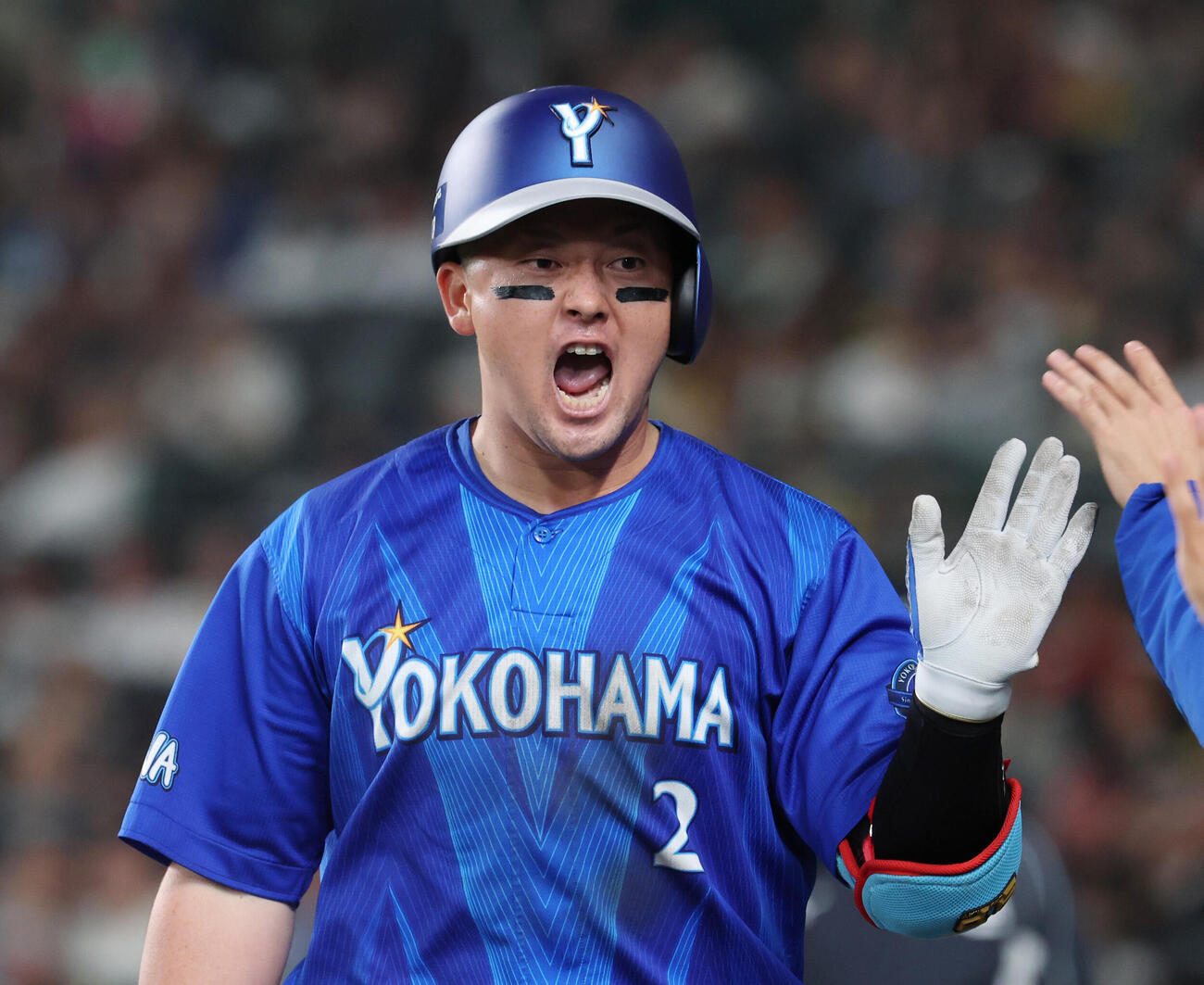 阪神対DeNA 8回表2死、本塁打を放ちナインとタッチを交わす牧秀悟（撮影・増田悦実）