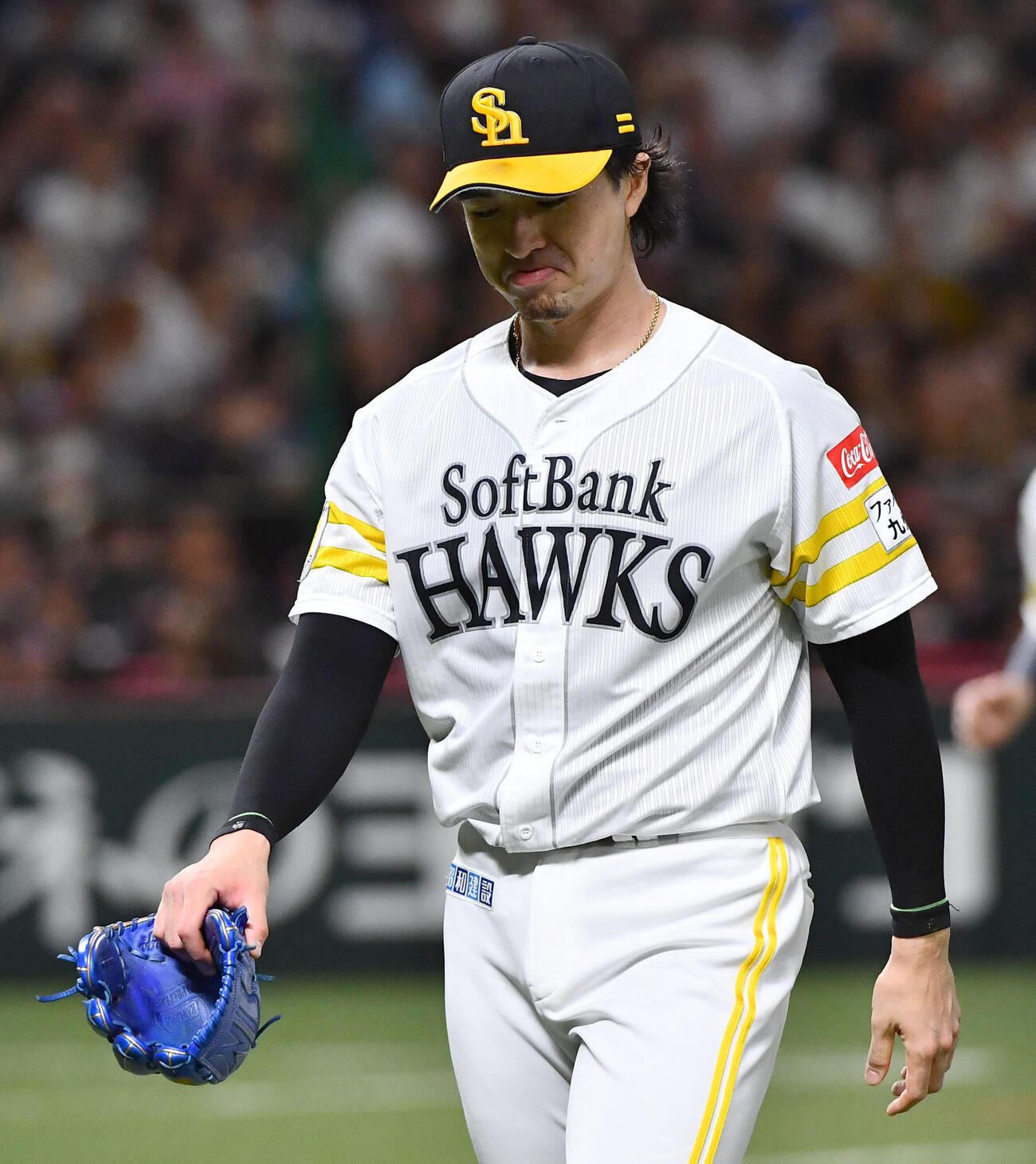ソフトバンク対日本ハム　1回表、2点を先制された上沢直之は厳しい表情でベンチへ戻る（撮影・岩下翔太）