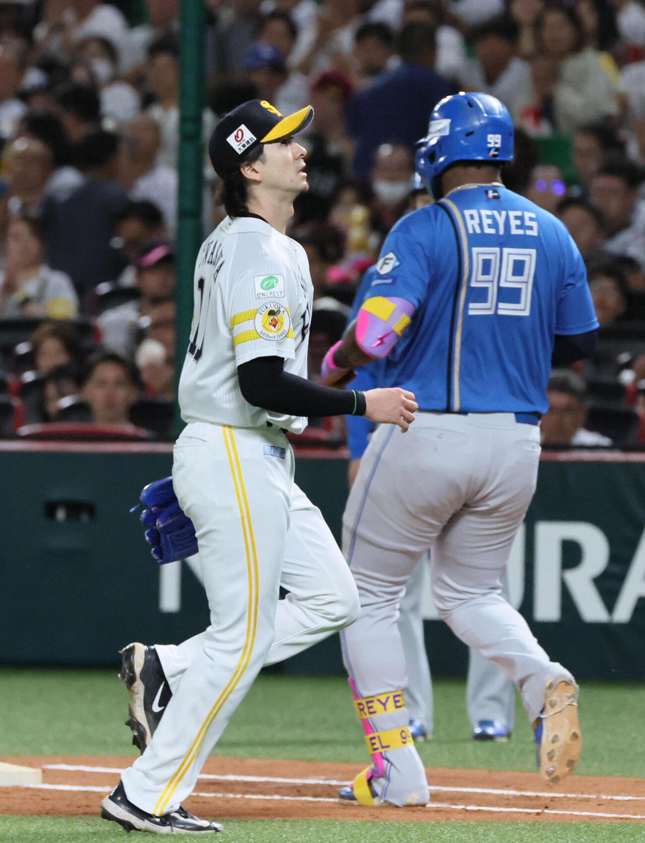 ソフトバンク対日本ハム　4回表日本ハム2死、フランミル・レイエスを投ゴロに仕留めた上沢直之（撮影・加藤孝規）