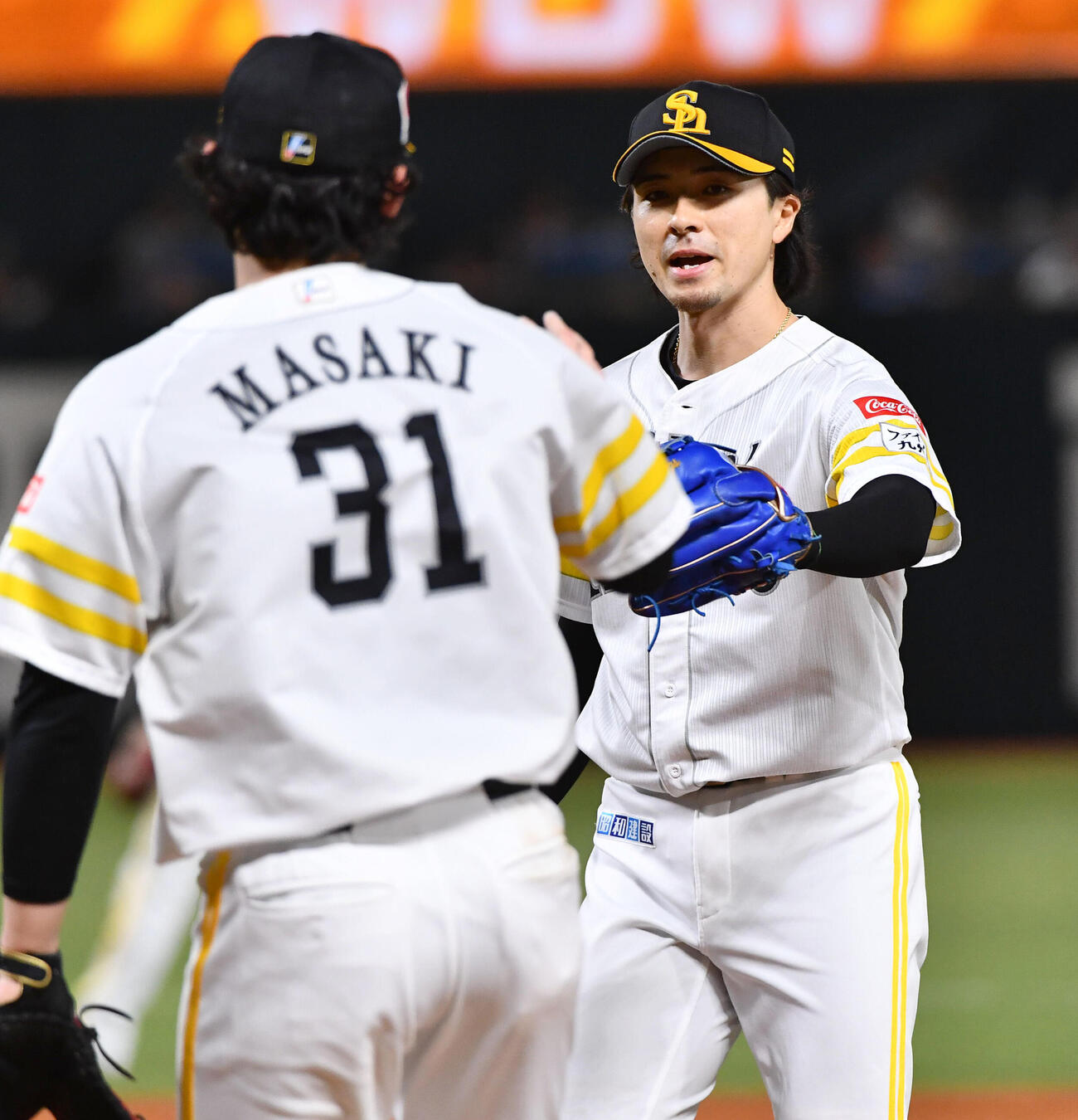ソフトバンク対日本ハム　5回表日本ハム無死、山県秀の一ゴロを好守した正木智也（左）とタッチを交わす上沢直之（撮影・岩下翔太）