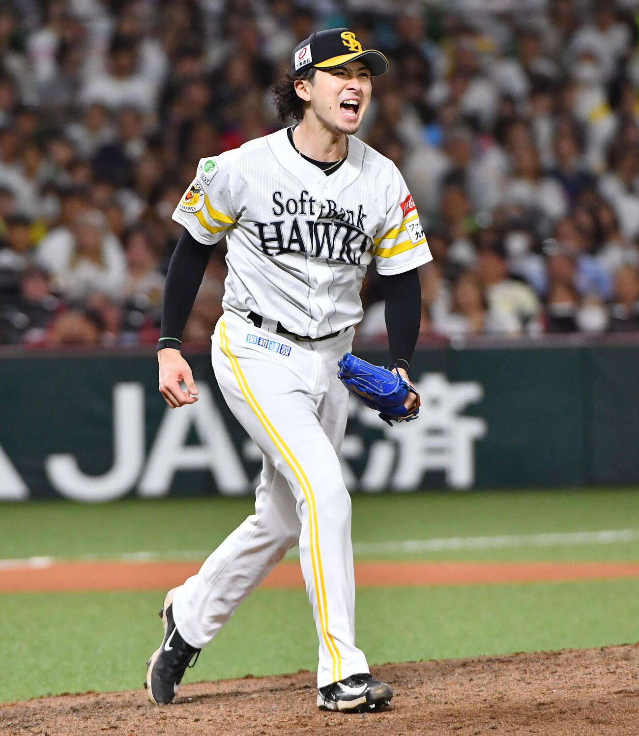 ソフトバンク対日本ハム　6回表日本ハム2死二塁、万波中正を空振り三振に抑え、雄たけびをあげる上沢直之（撮影・岩下翔太）