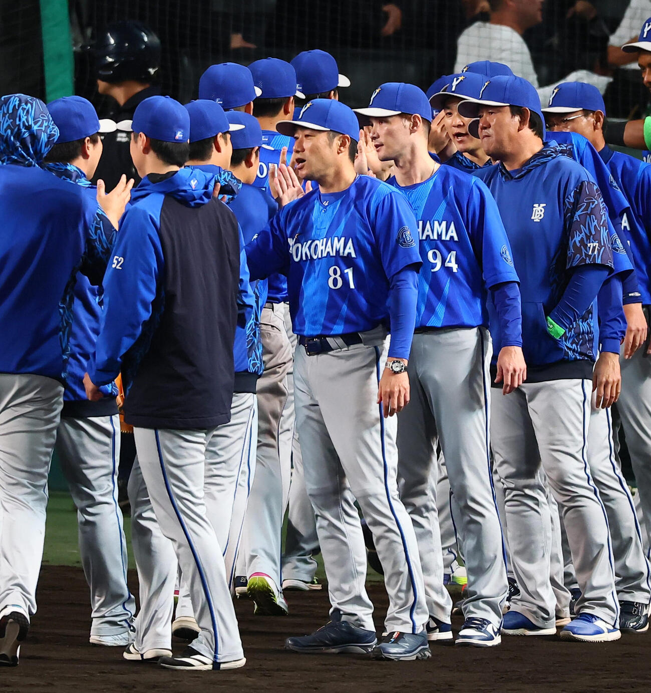 阪神対DeNA　阪神に連勝しナインとタッチするDeNA相川亮二監督（撮影・加藤哉）
