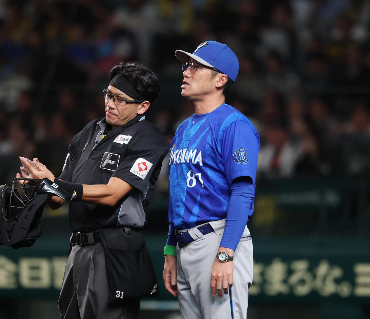 阪神対DeNA　交代を告げるDeNA相川亮二監督（撮影・増田悦実）