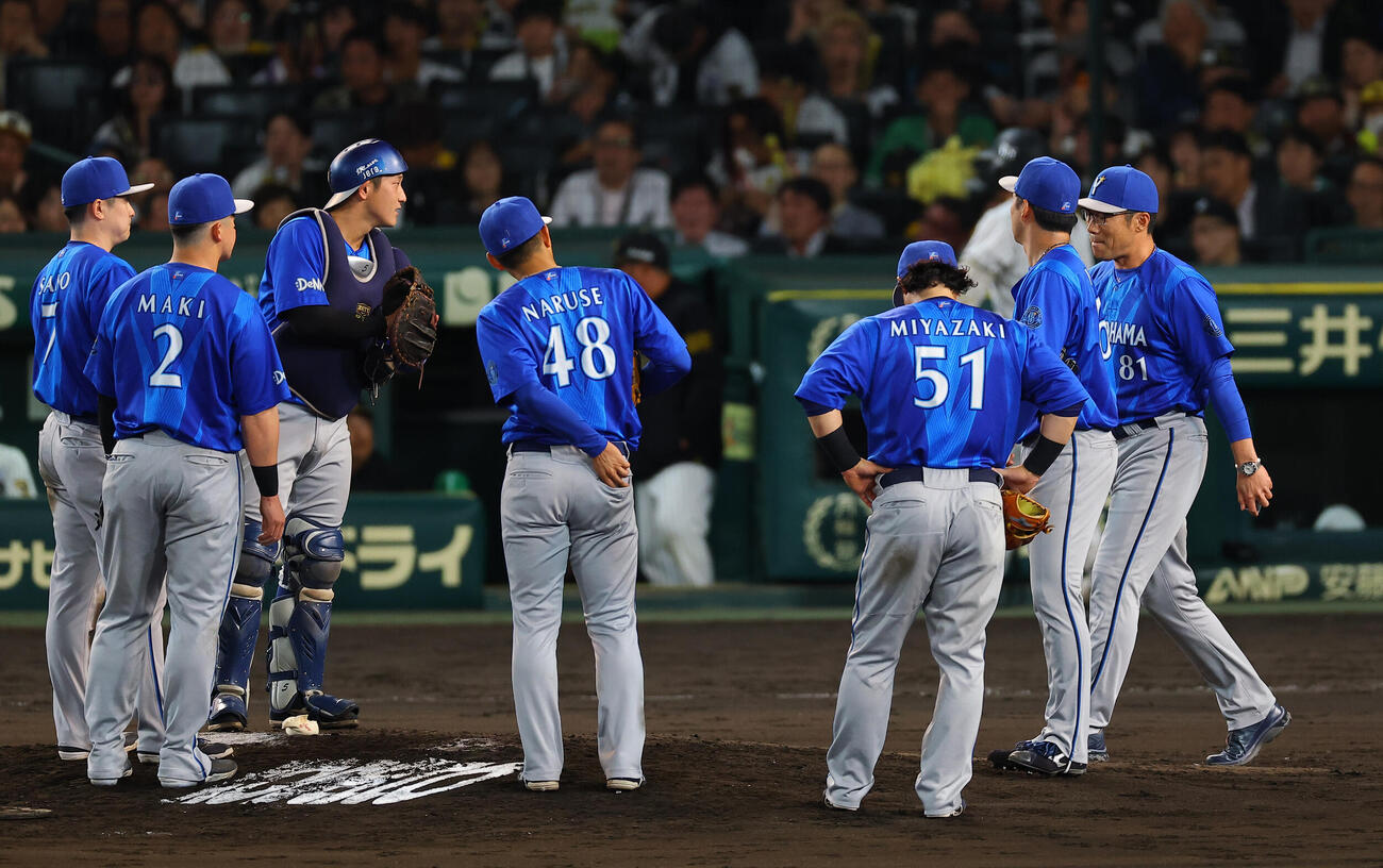 阪神対DeNA 7回裏阪神2死一、二塁、相川亮二監督（右）は岩田将貴（右から2人目）に交代を告げる（撮影・上田博志）