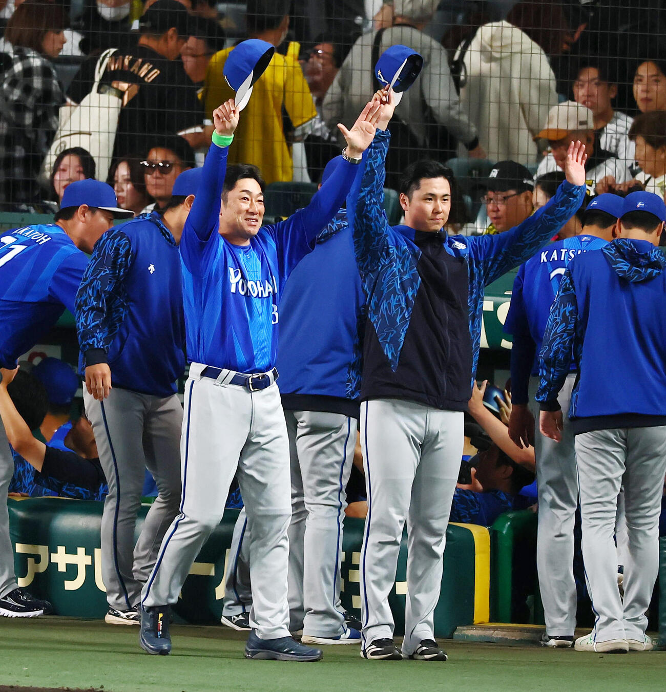阪神対DeNA　阪神に勝利しファンに向かってあいさつするDeNA相川亮二監督（左）と浜地真澄（撮影・加藤哉）