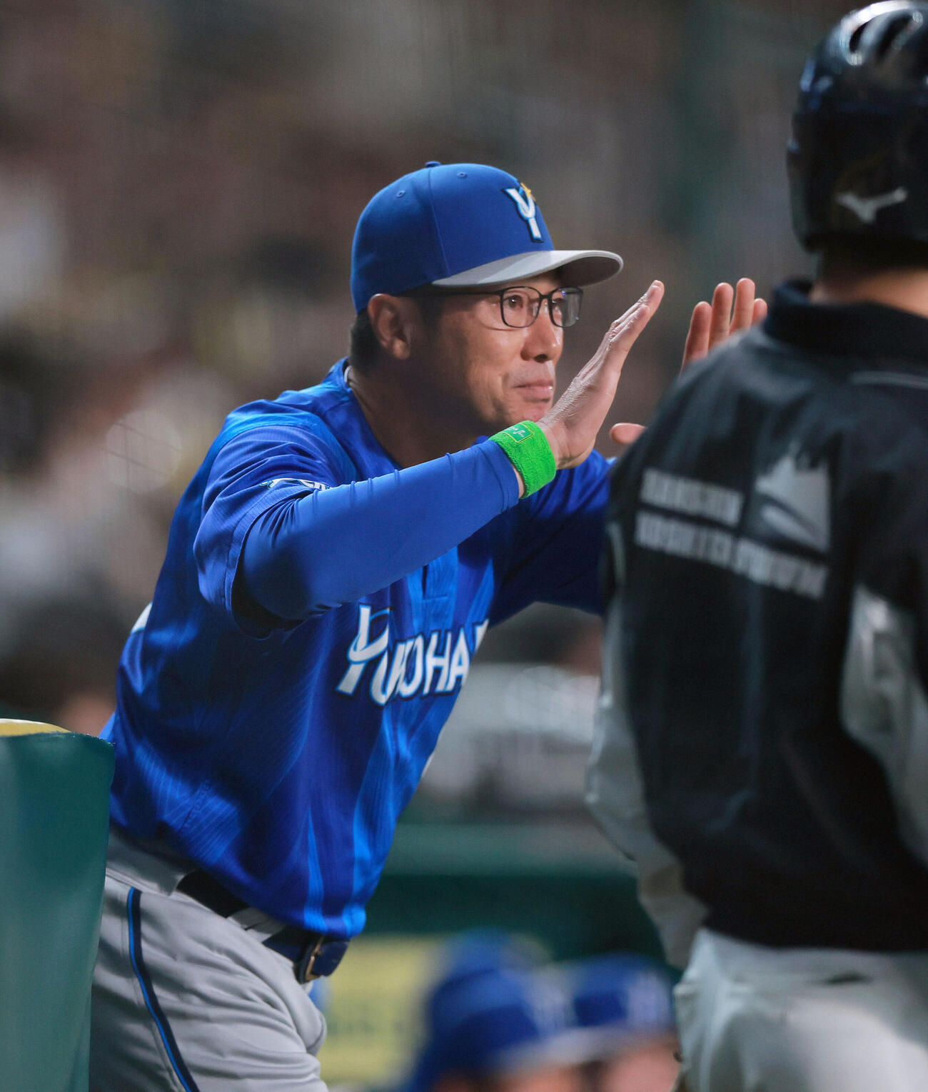 阪神対DeNA 9回裏、リクエストでベンチを出るDeNA相川亮二監督（撮影・上山淳一）