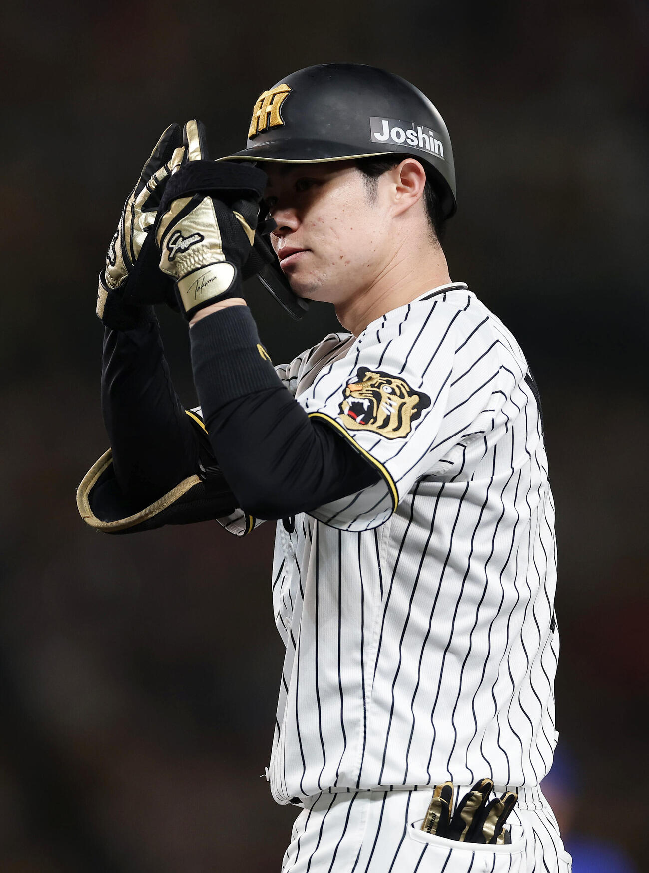 阪神対DeNA 1回裏阪神1死、投手強襲の内野安打を放ちポーズをとる中野拓夢（撮影・前田充）