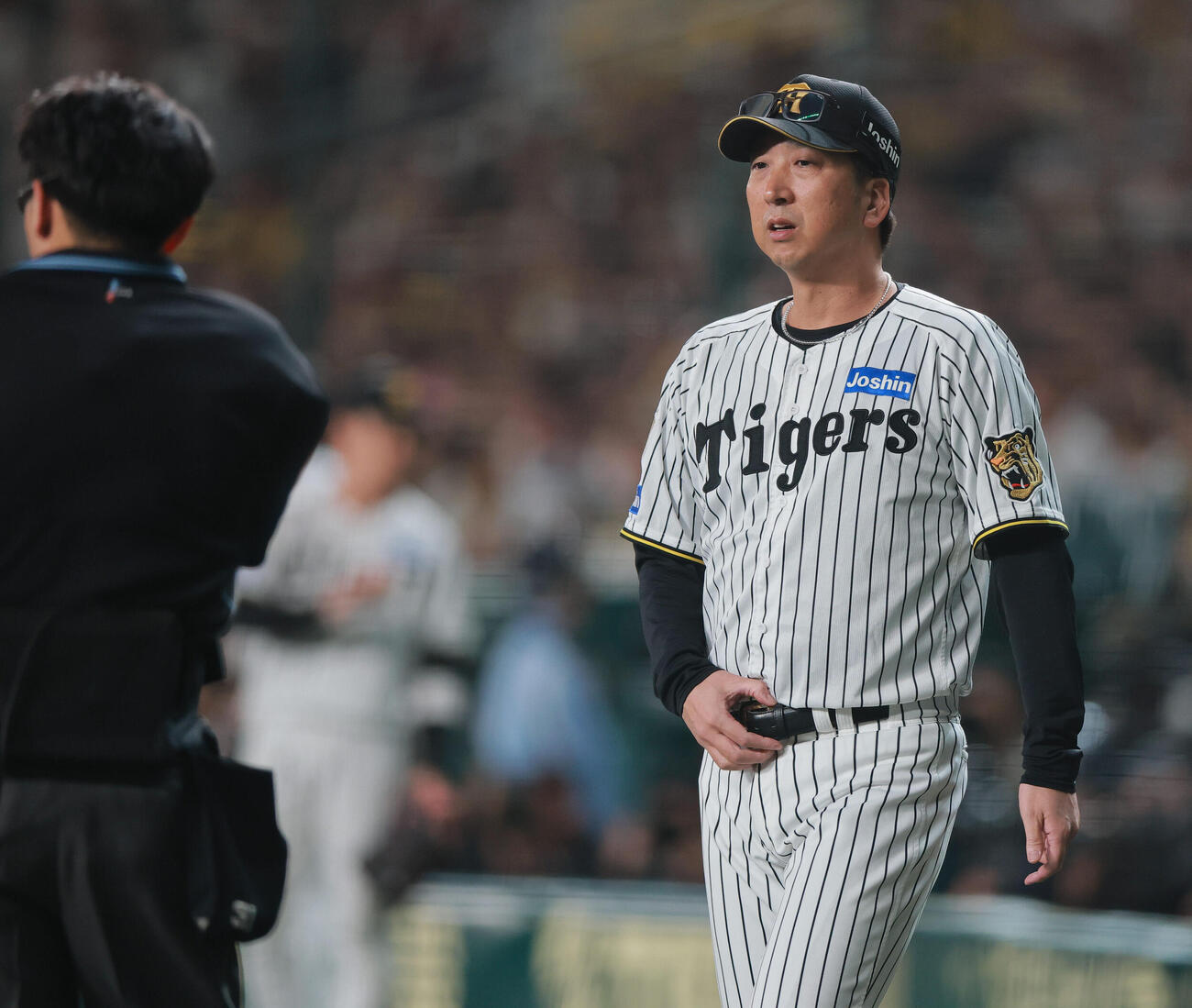 阪神対DeNA 6回裏、森下翔太が異常を訴え交代する藤川球児監督（撮影・上山淳一）