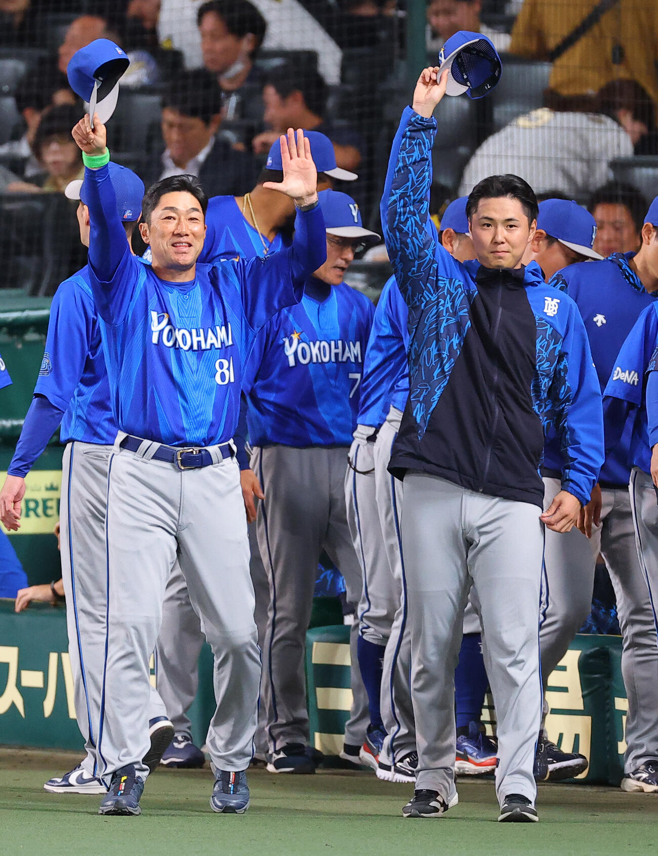 阪神対DeNA　阪神に連勝した相川亮二監督（左）は浜地真澄とファンの歓声に応える（撮影・上田博志）