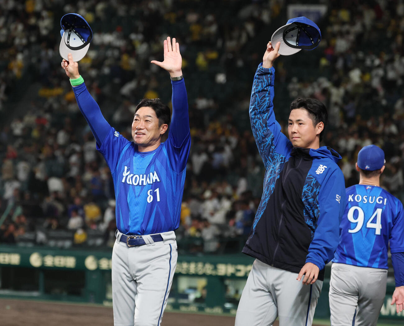 阪神対DeNA　勝利し浜地真澄（右）とスタンドにあいさつする相川亮二監督（撮影・増田悦実）