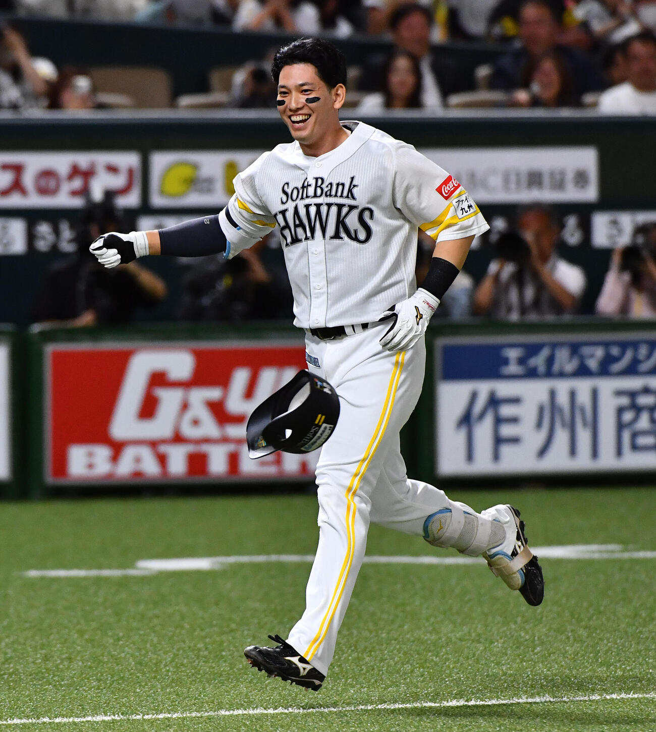 ソフトバンク対日本ハム　9回裏ソフトバンク1死満塁、サヨナラ満塁本塁打を放ち、笑顔で生還する栗原陵矢（撮影・岩下翔太）