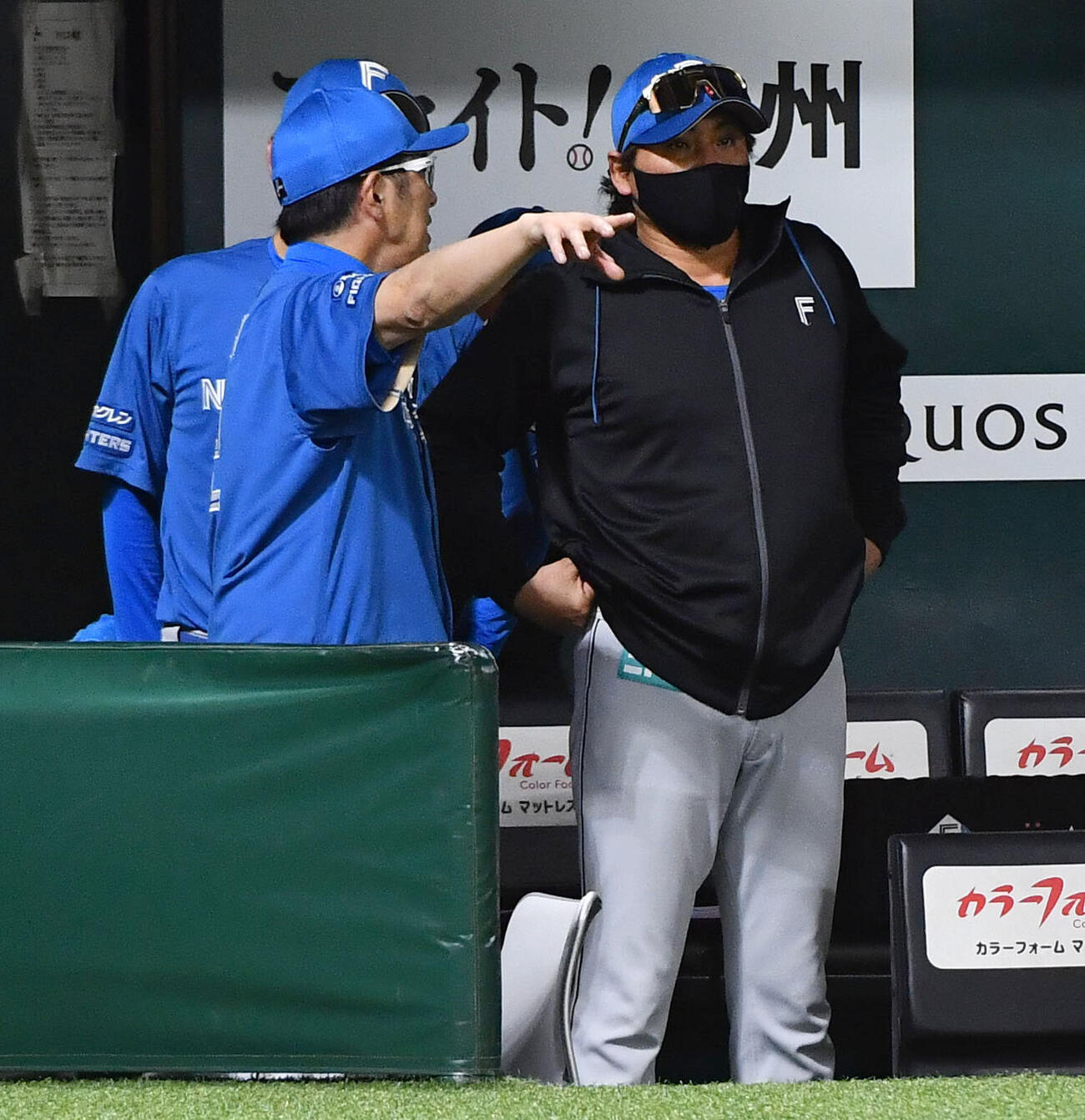 ソフトバンク対日本ハム　9回裏ソフトバンク1死一、三塁、打席に近藤健介を迎える場面でコーチ陣と話し合う新庄剛志監督（撮影・岩下翔太）