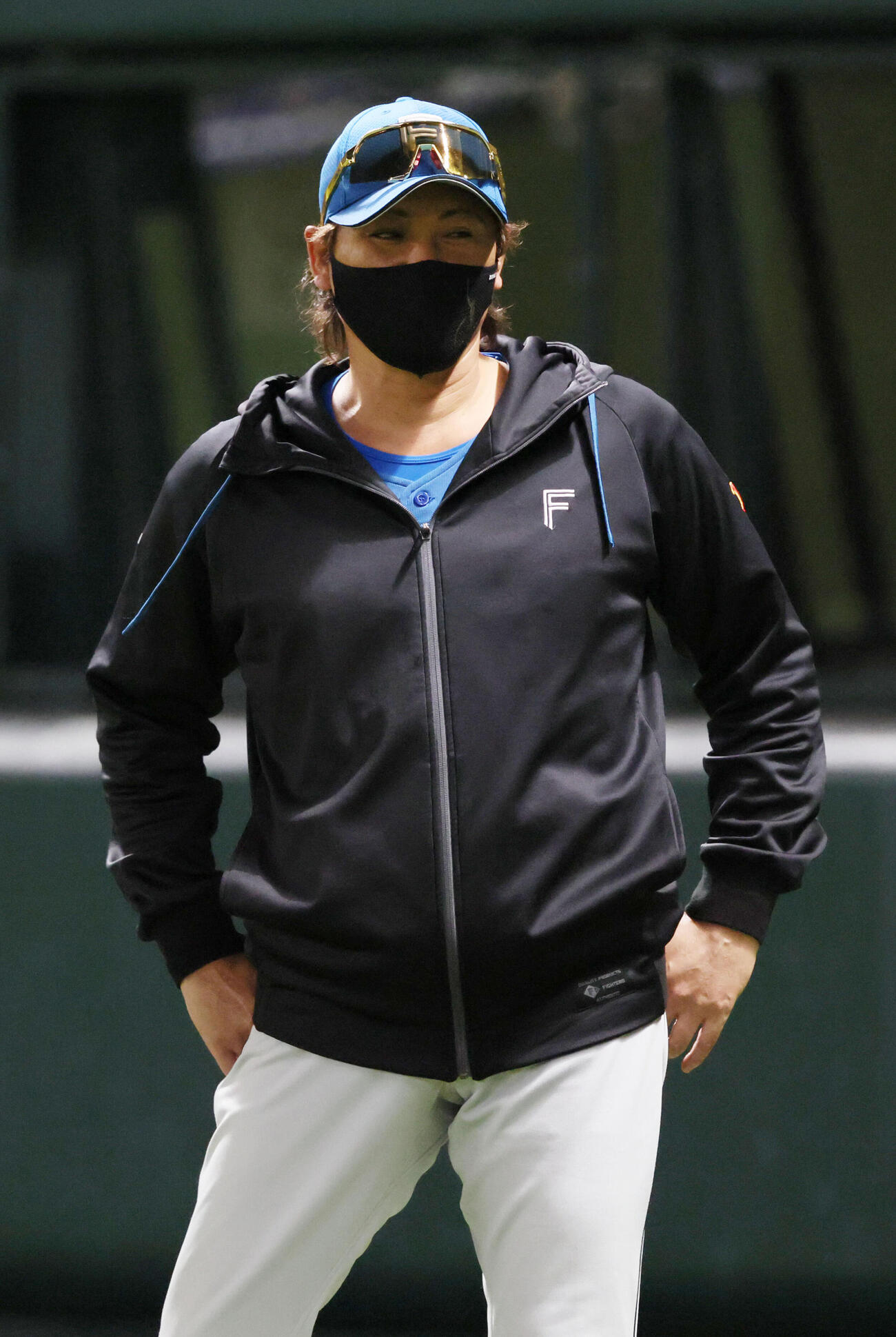 ソフトバンク対日本ハム　7回裏ソフトバンク2死一、二塁、投手交代を告げる新庄剛志監督（撮影・加藤孝規）