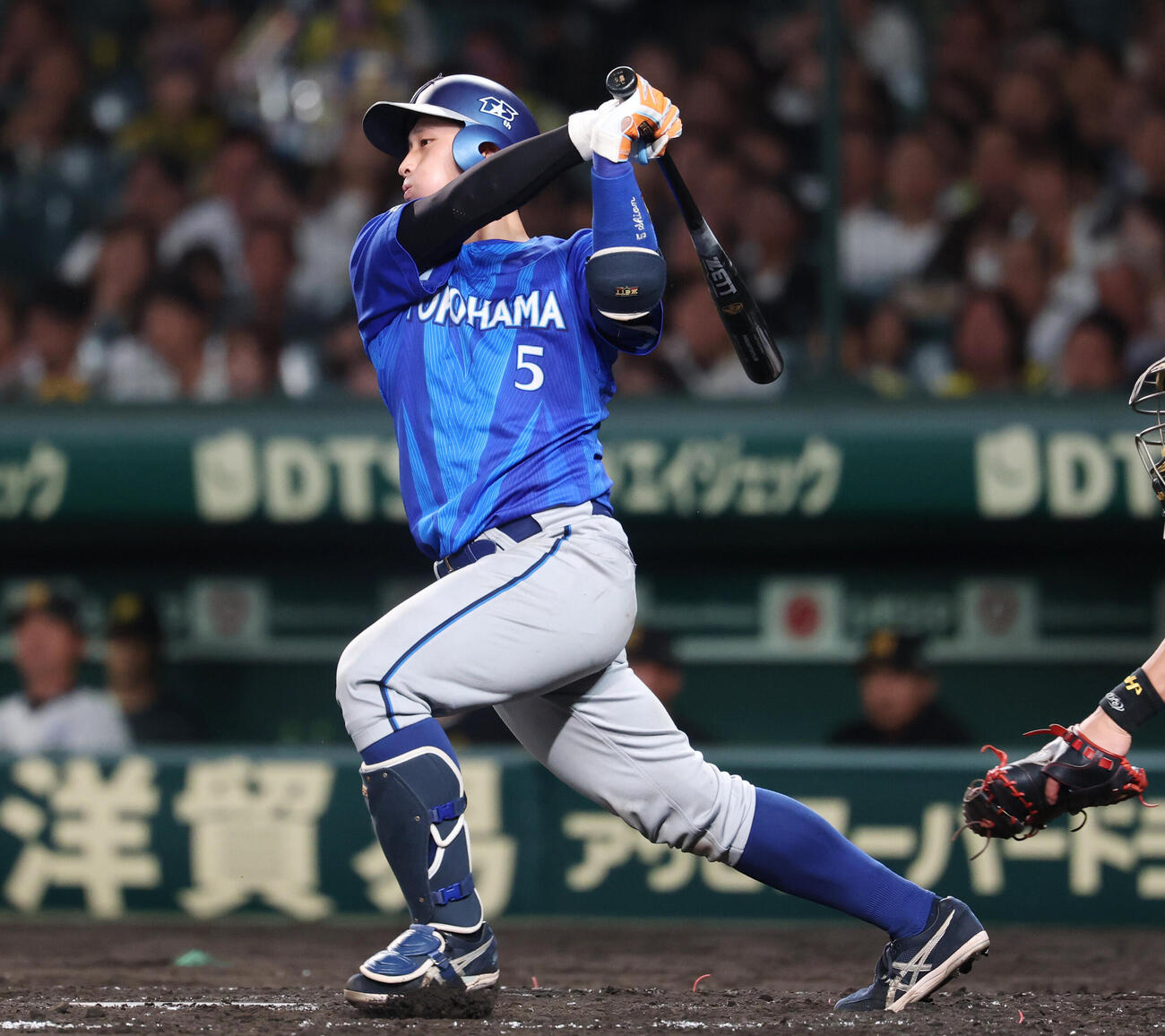 阪神対DeNA 5回表DeNA無死一塁、安打を放つ松尾汐恩（撮影・増田悦実）