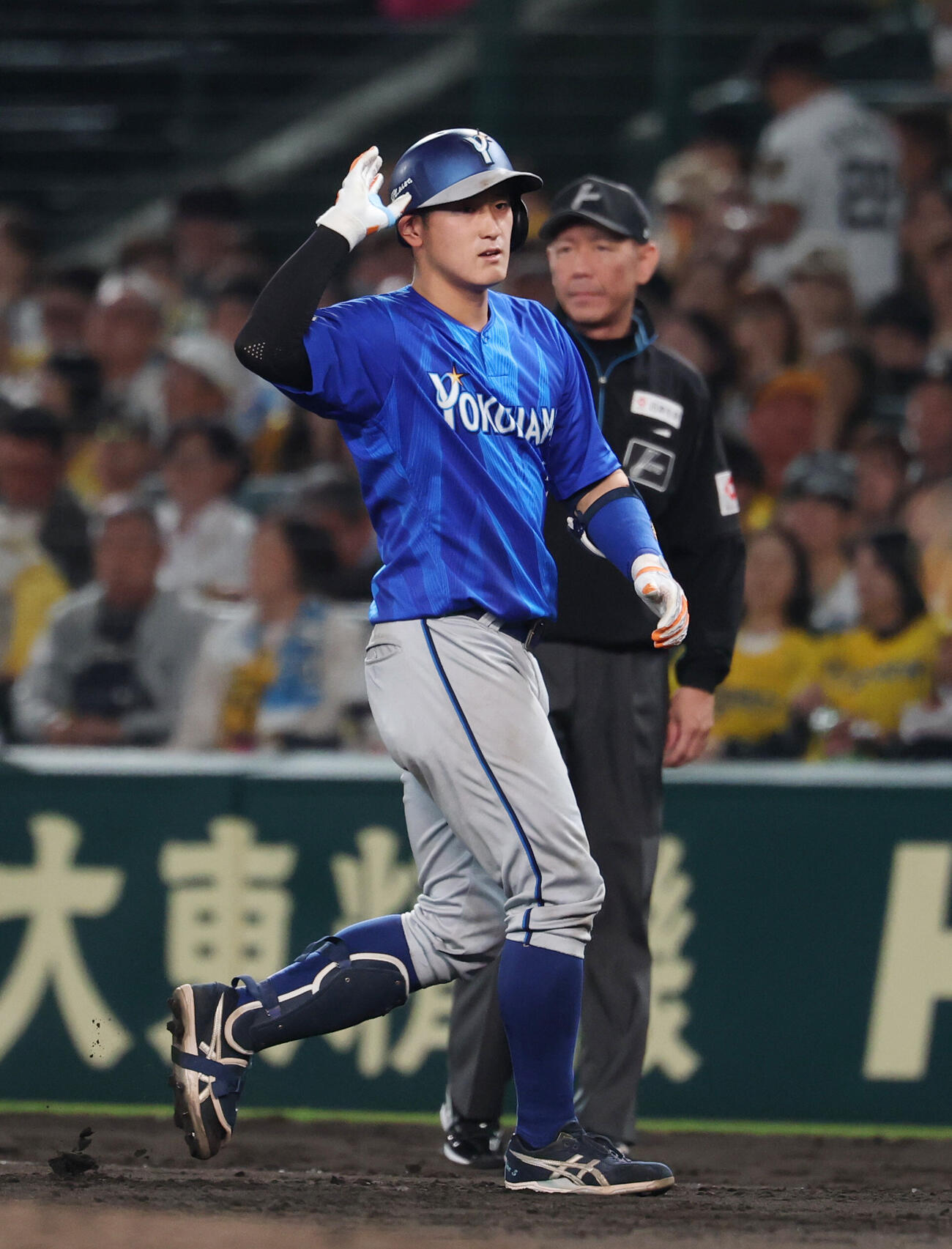 阪神対DeNA 5回表DeNA無死一塁、安打を放ちポーズをする松尾汐恩（撮影・増田悦実）