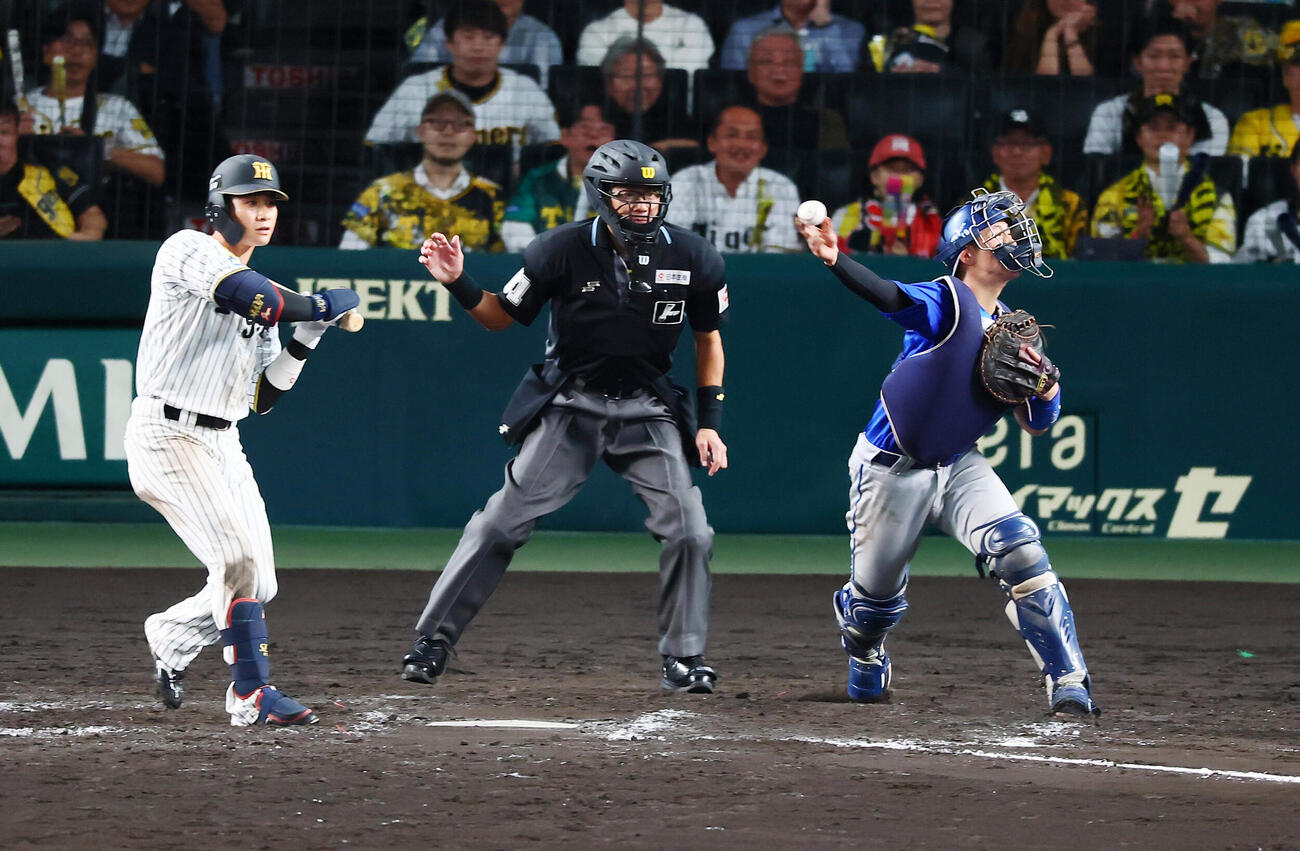 阪神対DeNA 9回裏阪神1死一、二塁、打者木浪聖也のとき二走代走植田海の三塁盗塁を刺すために送球する捕手松尾汐恩だが判定はセーフ（撮影・加藤哉）