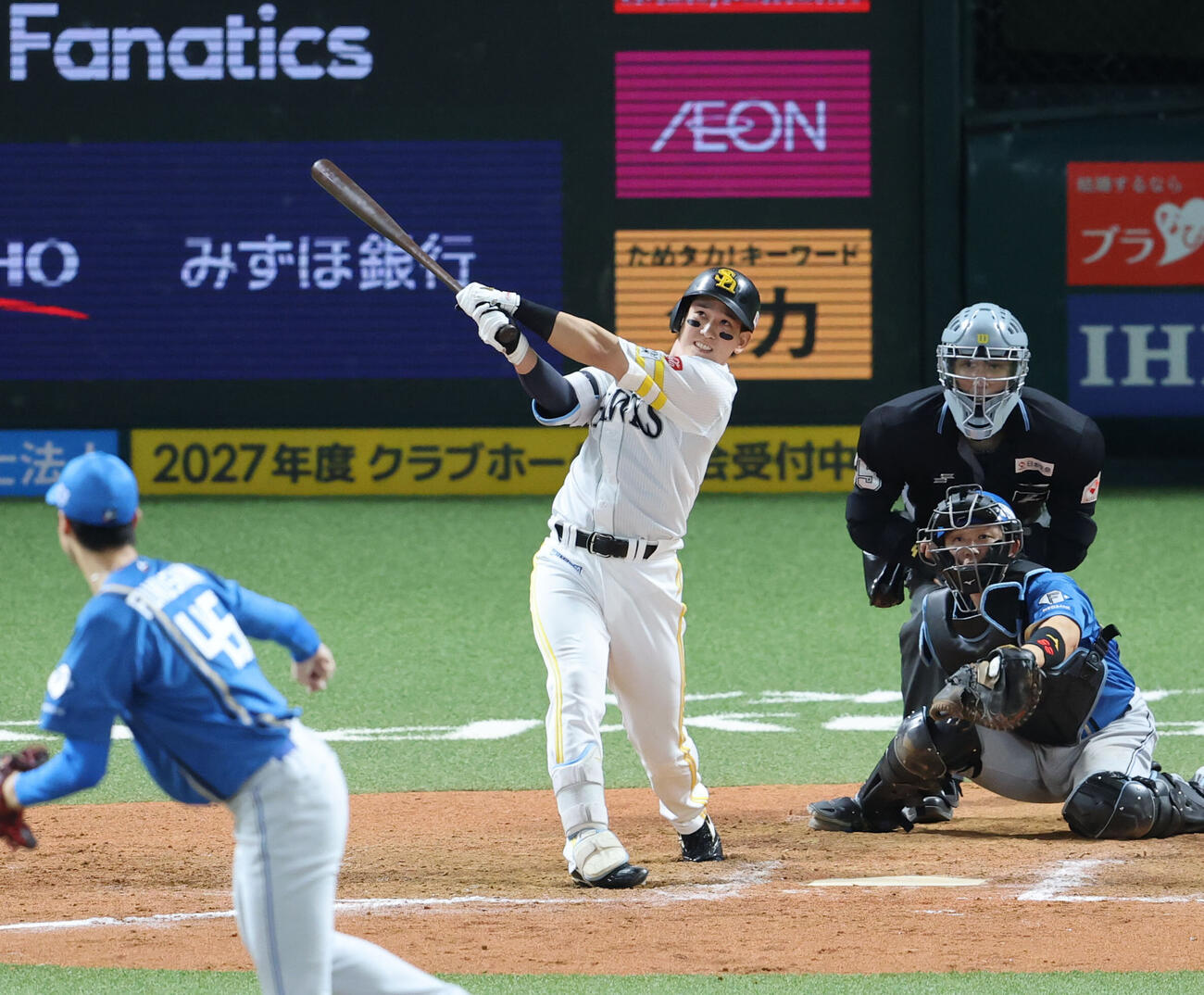 ソフトバンク対日本ハム　9回裏ソフトバンク1死満塁、栗原陵矢は右中間にサヨナラとなる満塁本塁打を放つ（撮影・梅根麻紀）
