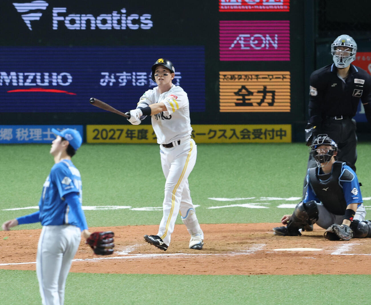 ソフトバンク対日本ハム　9回裏ソフトバンク1死満塁、栗原陵矢は右中間にサヨナラとなる満塁本塁打を放つ（撮影・梅根麻紀）