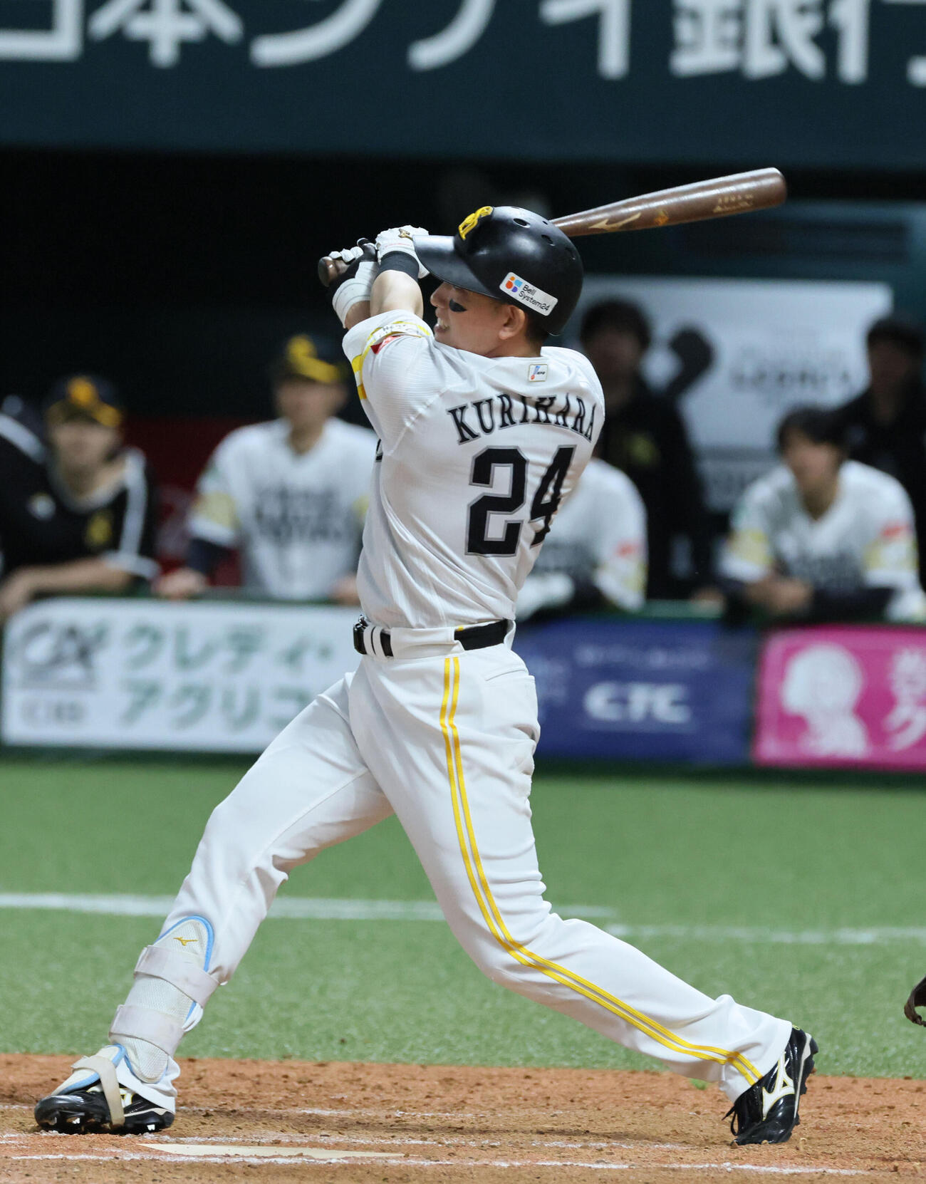 ソフトバンク対日本ハム　9回裏ソフトバンク1死満塁、栗原陵矢はサヨナラの右中間越え満塁本塁打を放つ（撮影・加藤孝規）
