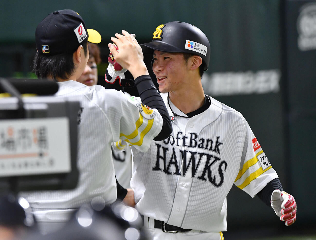 ソフトバンク対日本ハム　3回裏ソフトバンク無死三塁、正木智也の適時二塁打で生還し、ナインと笑顔でタッチを交わす庄子雄大（撮影・岩下翔太）