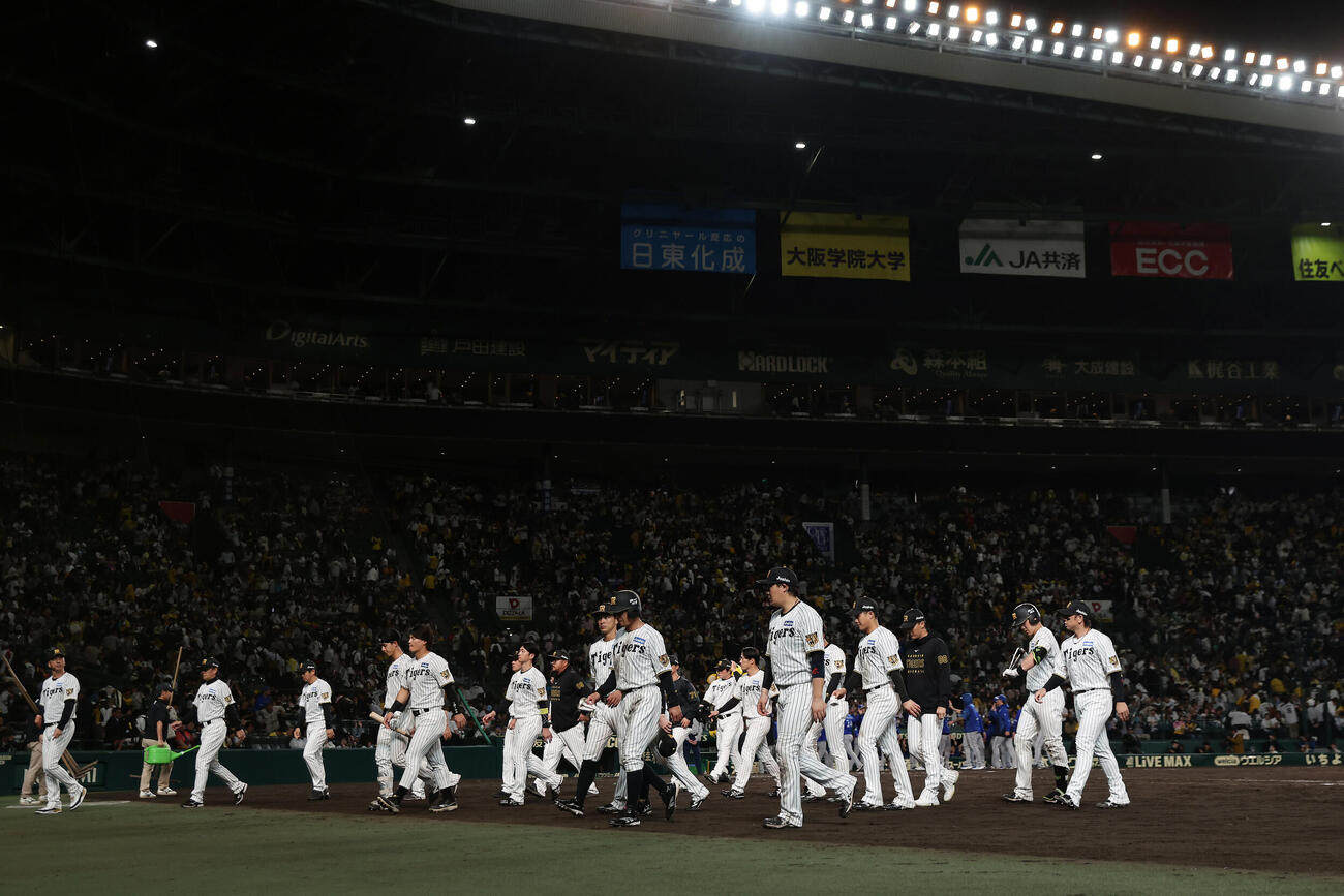 阪神対DeNA DeNAに連敗し、ファンにあいさつし引き揚げる阪神の選手たち（撮影・前田充）