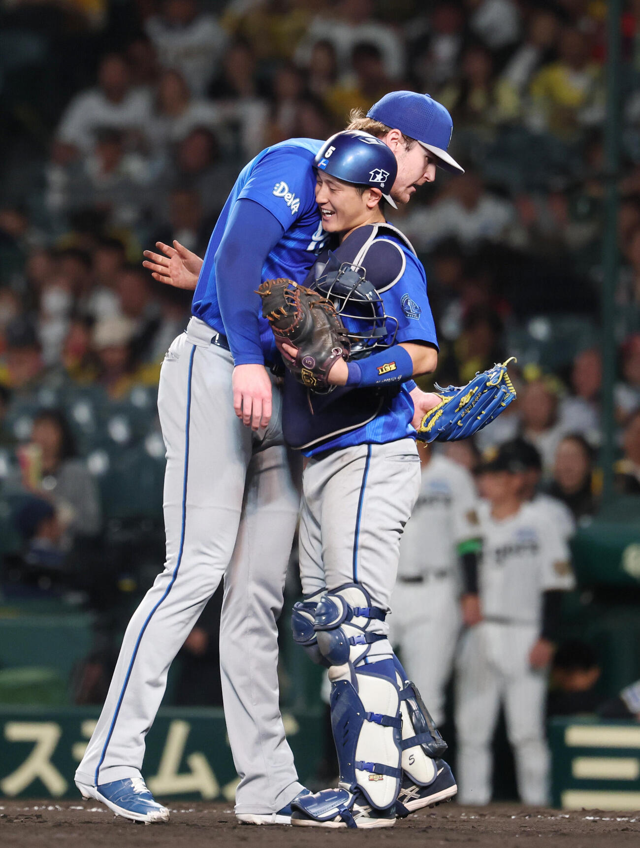 阪神対DeNA　阪神に勝利しハグを交わすDeNA松尾汐恩（右）とショーン・レイノルズ（撮影・増田悦実）