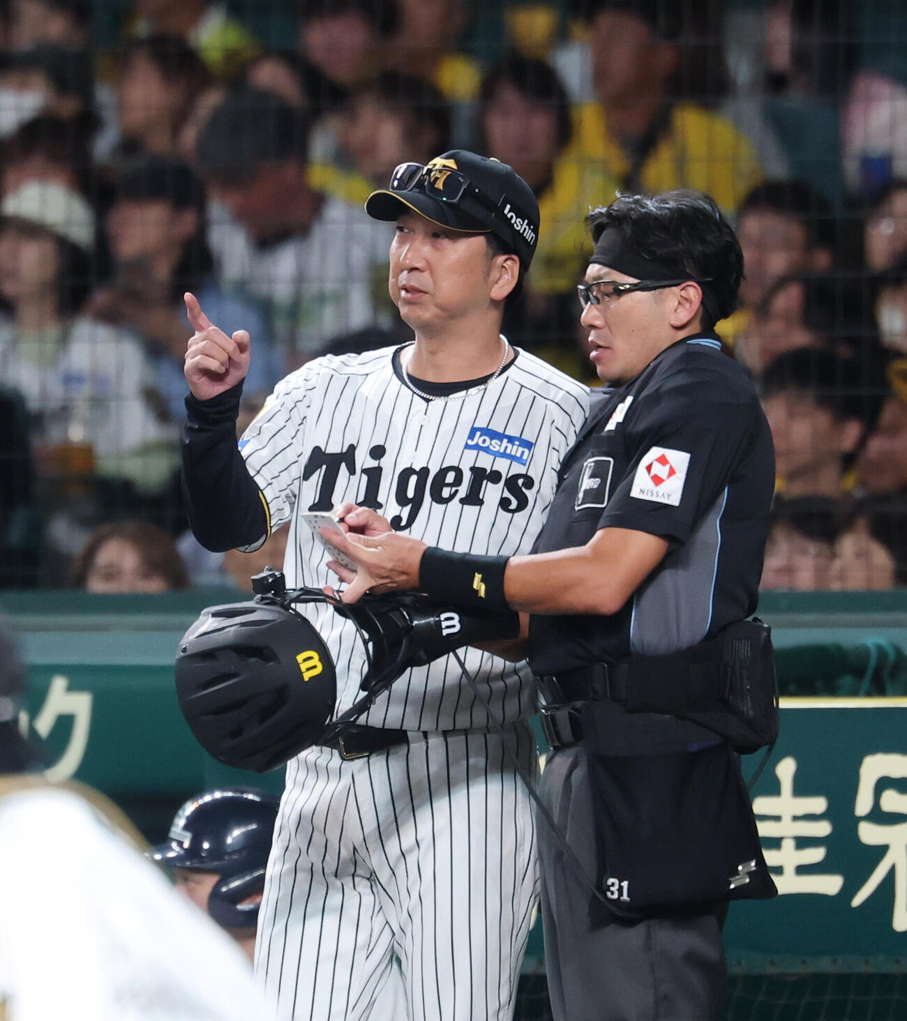 阪神対DeNA　交代を告げる阪神藤川球児監督（撮影・増田悦実）