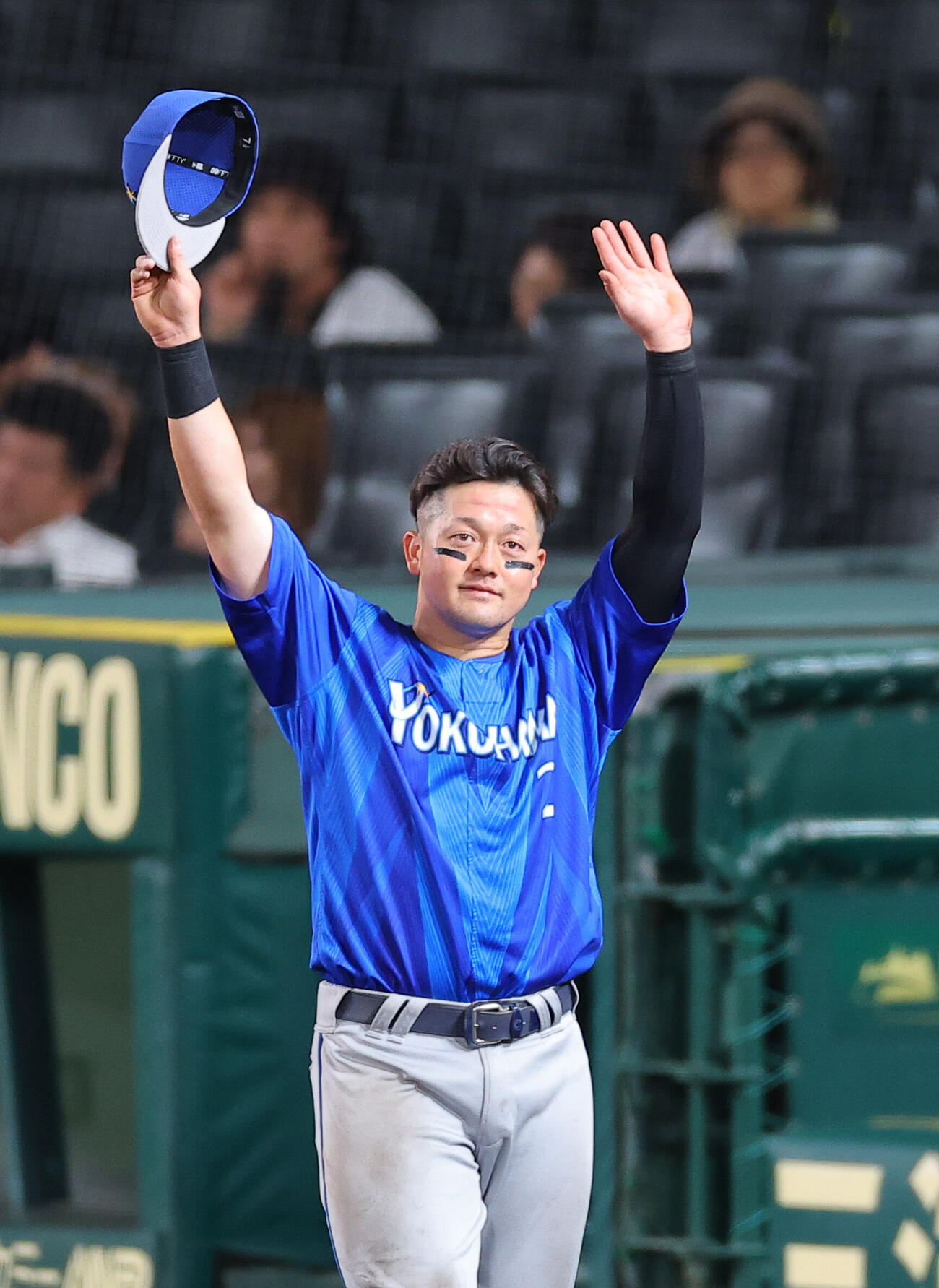 阪神対DeNA　ヒーローインタビューを終えた牧秀悟はファンの歓声に応える（撮影・上田博志）