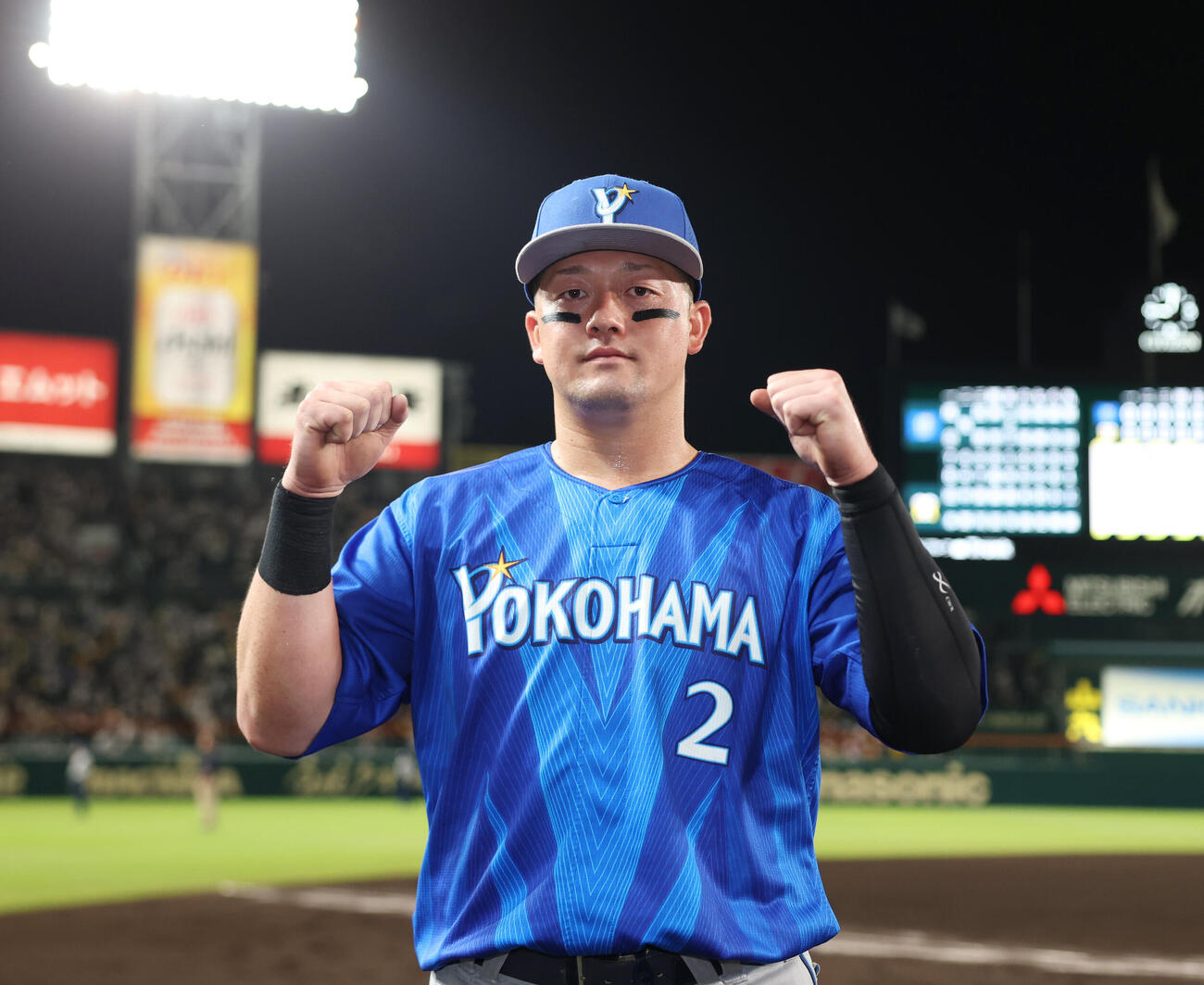 阪神対DeNA　勝利しガッツポーズをするDeNA牧秀悟（撮影・増田悦実）