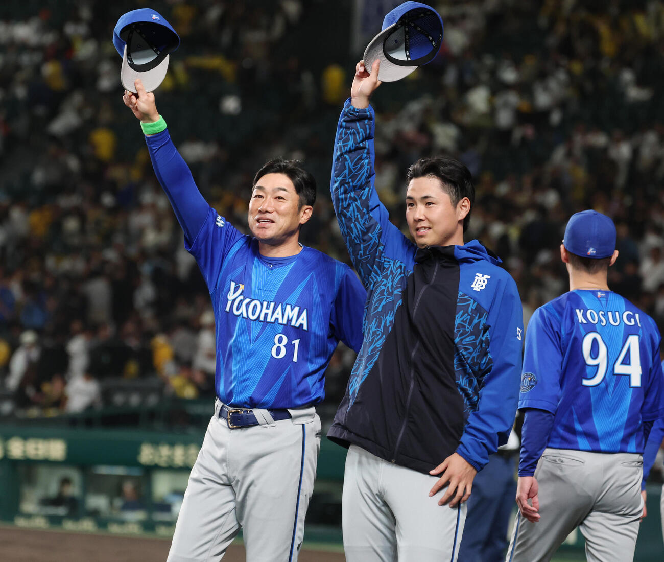 阪神対DeNA　勝利し浜地真澄（右）とスタンドにあいさつする相川亮二監督（撮影・増田悦実）