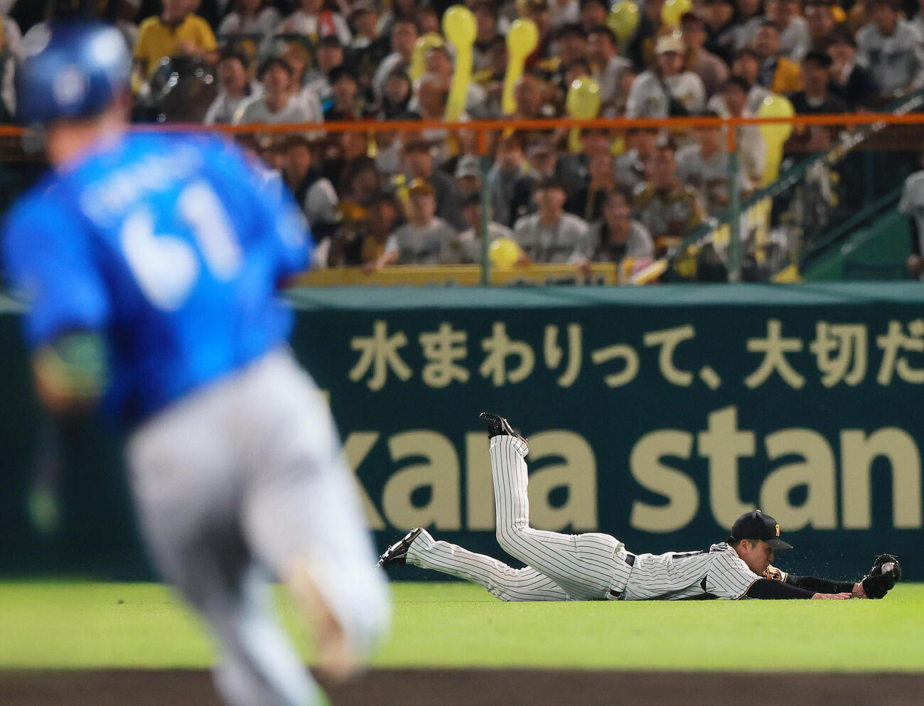 阪神対DeNA 7回表DeNA2死二塁、高寺望夢は蝦名達夫の右飛に飛びつく（撮影・上山淳一）