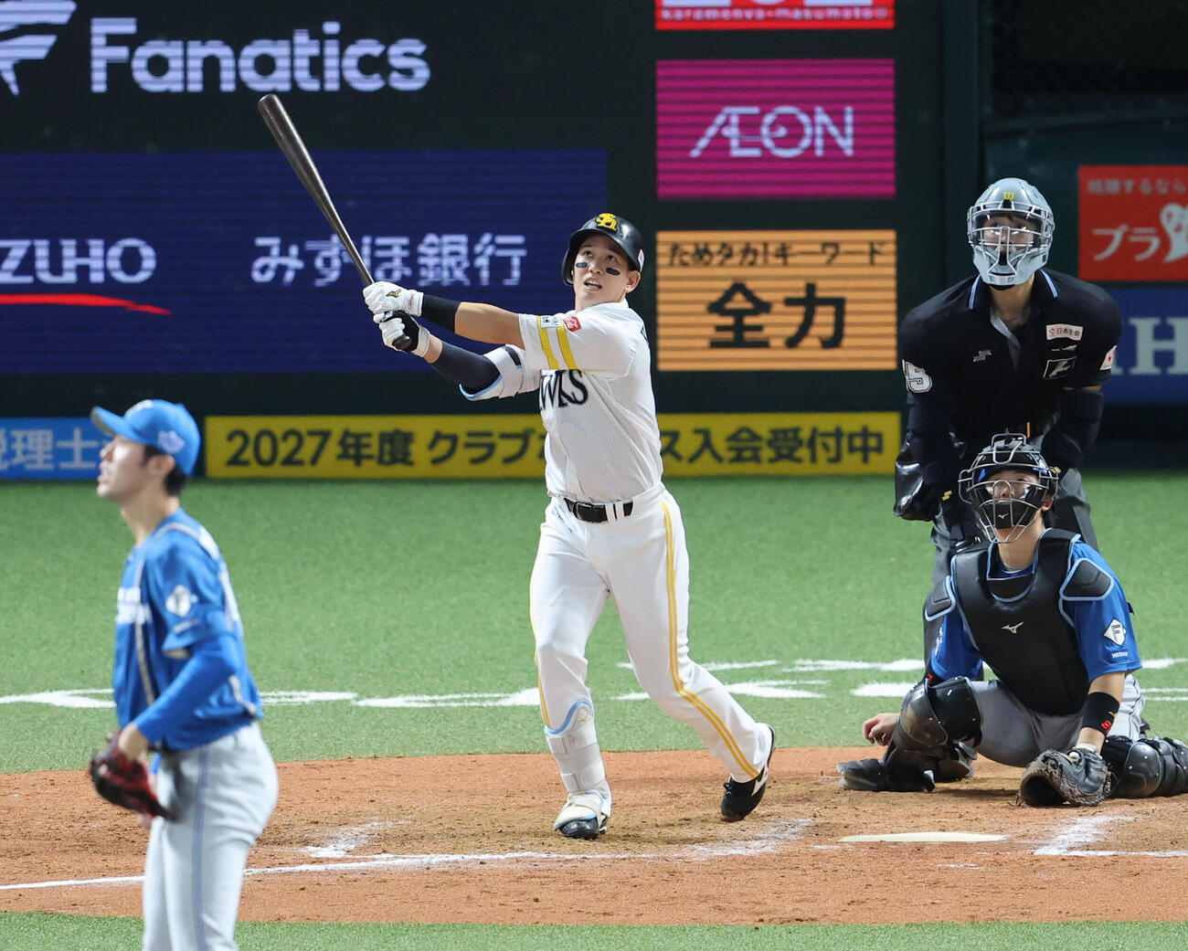 ソフトバンク対日本ハム　9回裏ソフトバンク1死満塁、栗原陵矢は右中間にサヨナラとなる満塁本塁打を放つ（撮影・梅根麻紀）