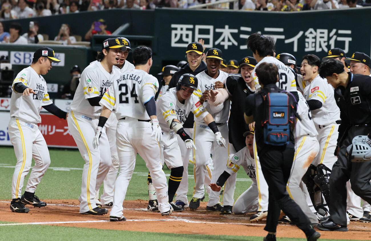 ソフトバンク対日本ハム　9回裏ソフトバンク2死満塁、サヨナラの右中間越え満塁本塁打を放った栗原陵矢を迎えるチームメートら.................（撮影・加藤孝規）