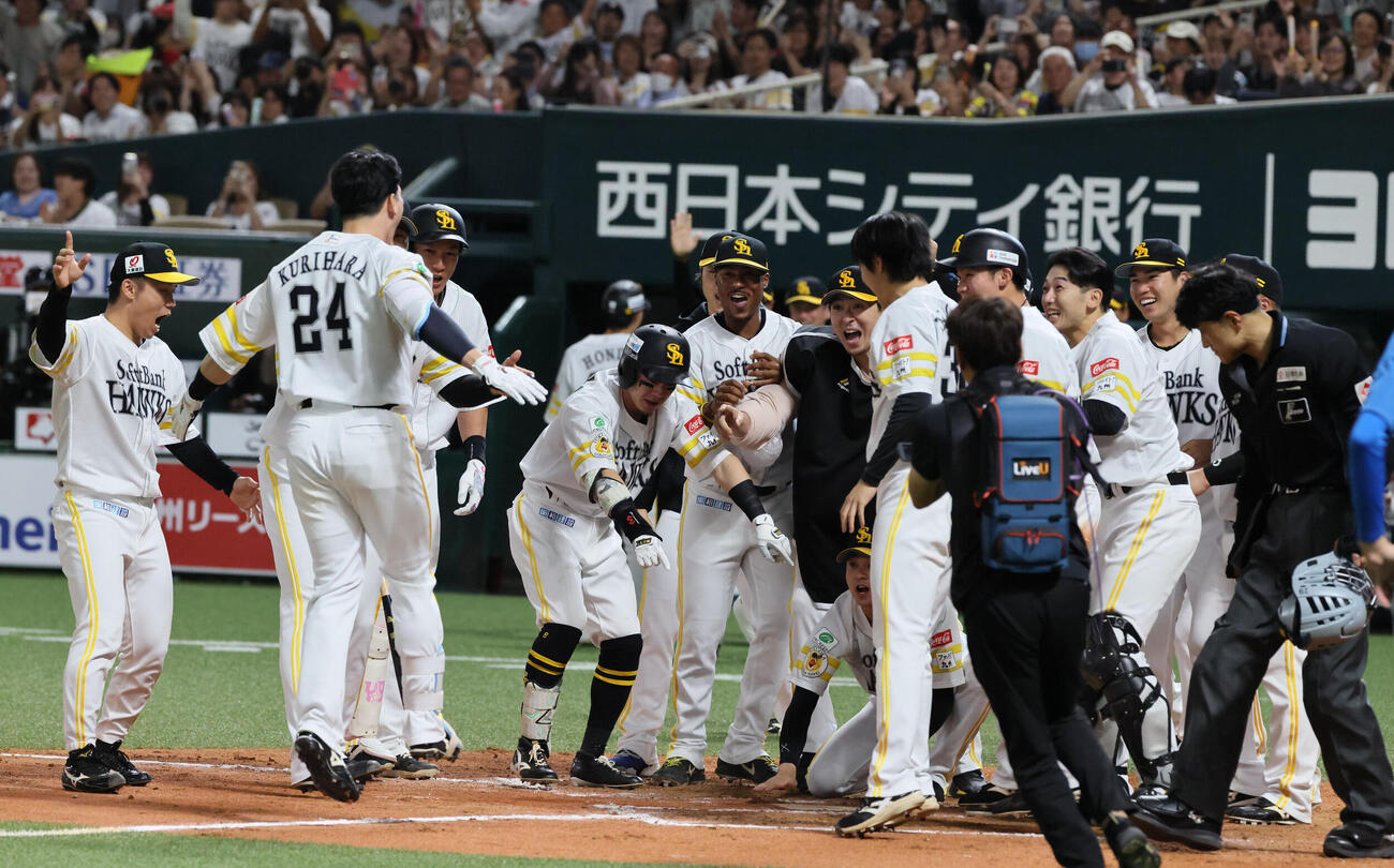 ソフトバンク対日本ハム　9回裏ソフトバンク2死満塁、サヨナラの右中間越え満塁本塁打を放った栗原陵矢を迎えるチームメートら.................（撮影・加藤孝規）