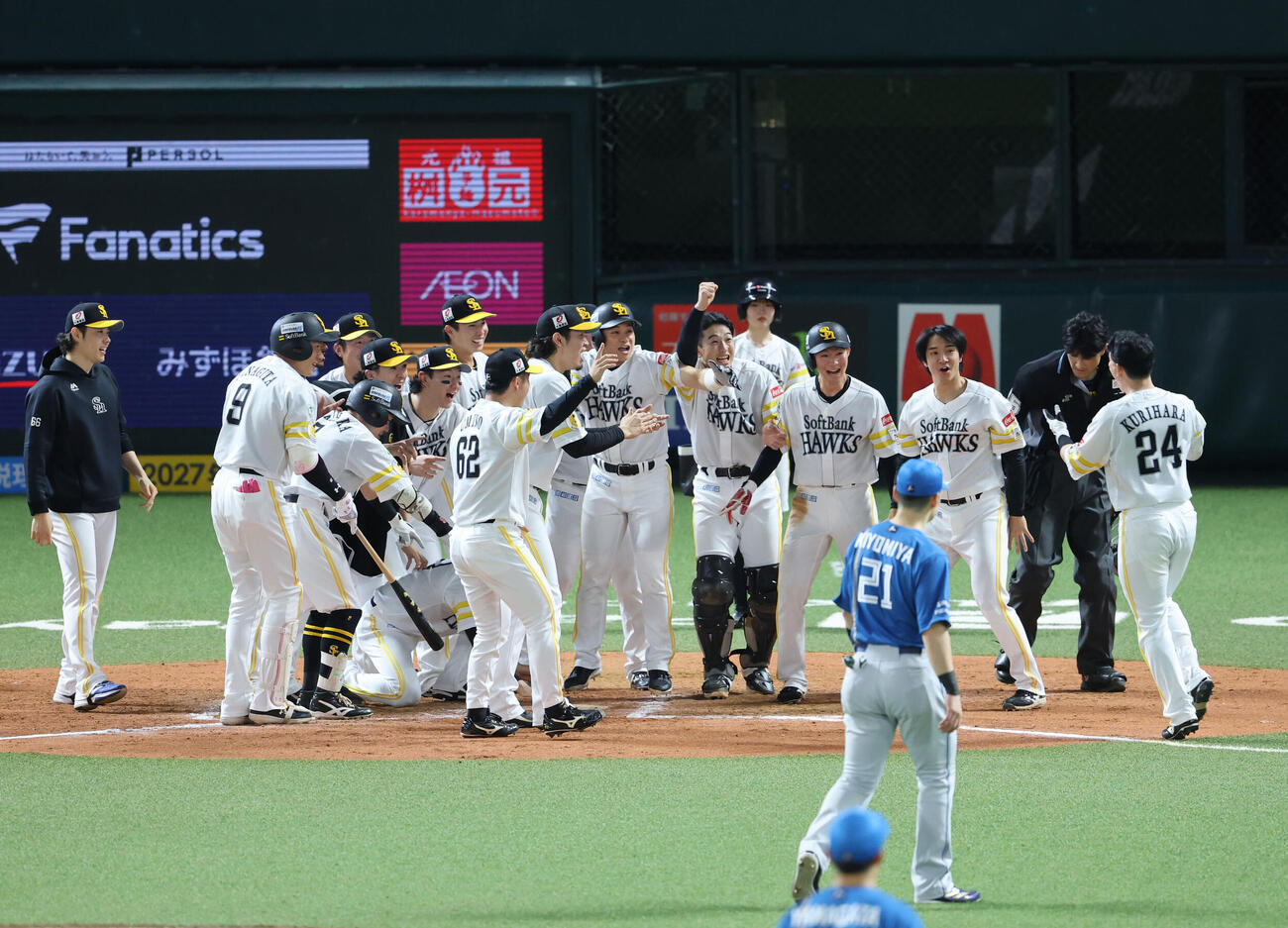 ソフトバンク対日本ハム　9回裏ソフトバンク1死満塁、栗原陵矢は右中間にサヨナラとなる満塁本塁打を放ちナインに祝福を受ける（撮影・梅根麻紀）