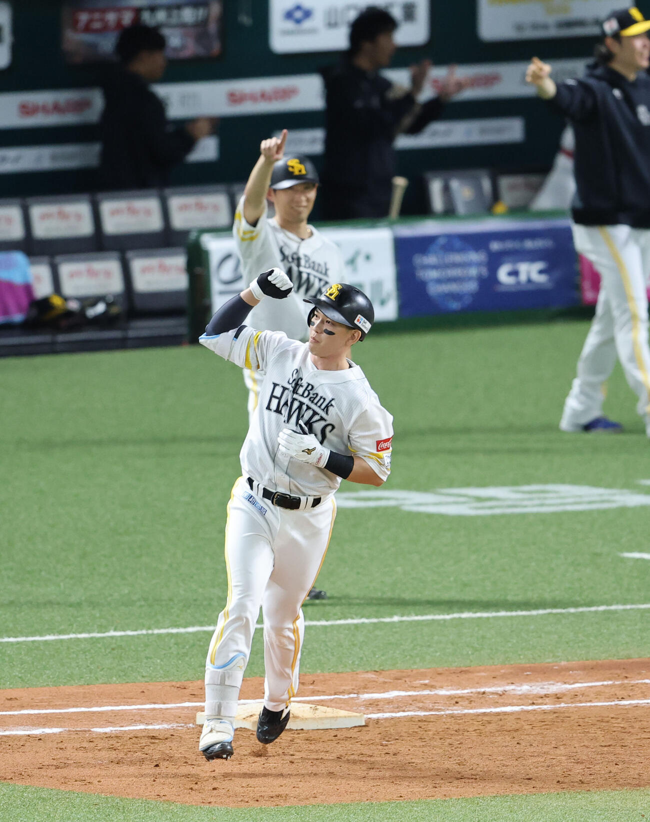 ソフトバンク対日本ハム　9回裏ソフトバンク1死満塁、栗原陵矢は右中間にサヨナラとなる満塁本塁打を放ちガッツポーズ（撮影・梅根麻紀）