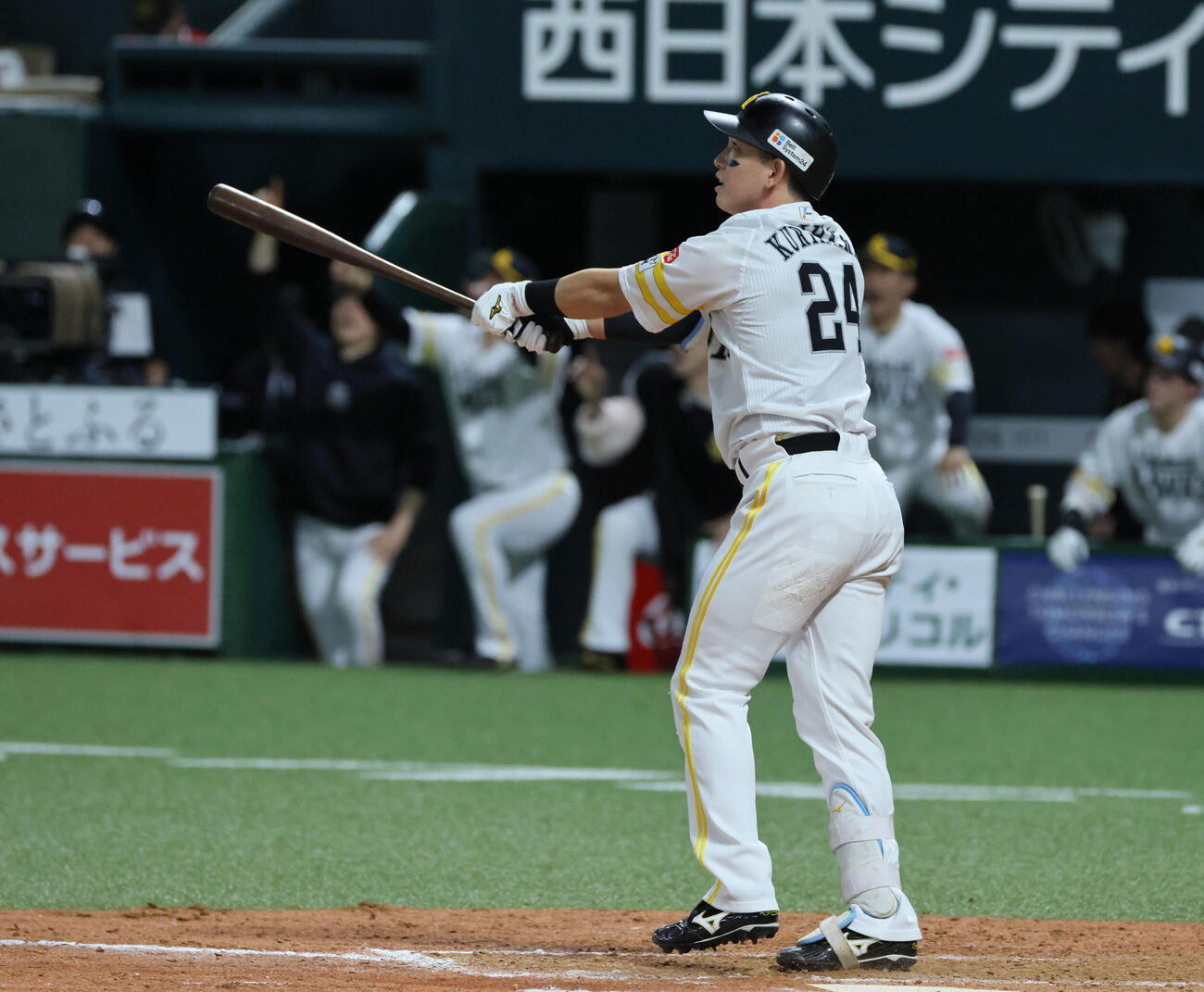 ソフトバンク対日本ハム　9回裏ソフトバンク1死満塁、栗原陵矢はサヨナラの右中間越え満塁本塁打を放つ（撮影・加藤孝規）