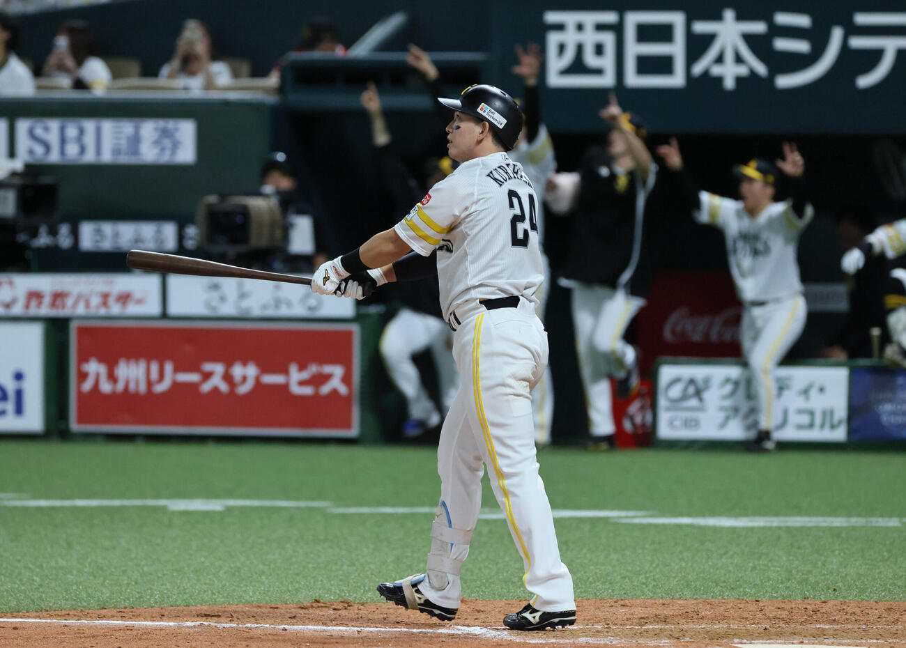 ソフトバンク対日本ハム　9回裏ソフトバンク1死満塁、栗原陵矢はサヨナラの右中間越え満塁本塁打を放つ（撮影・加藤孝規）