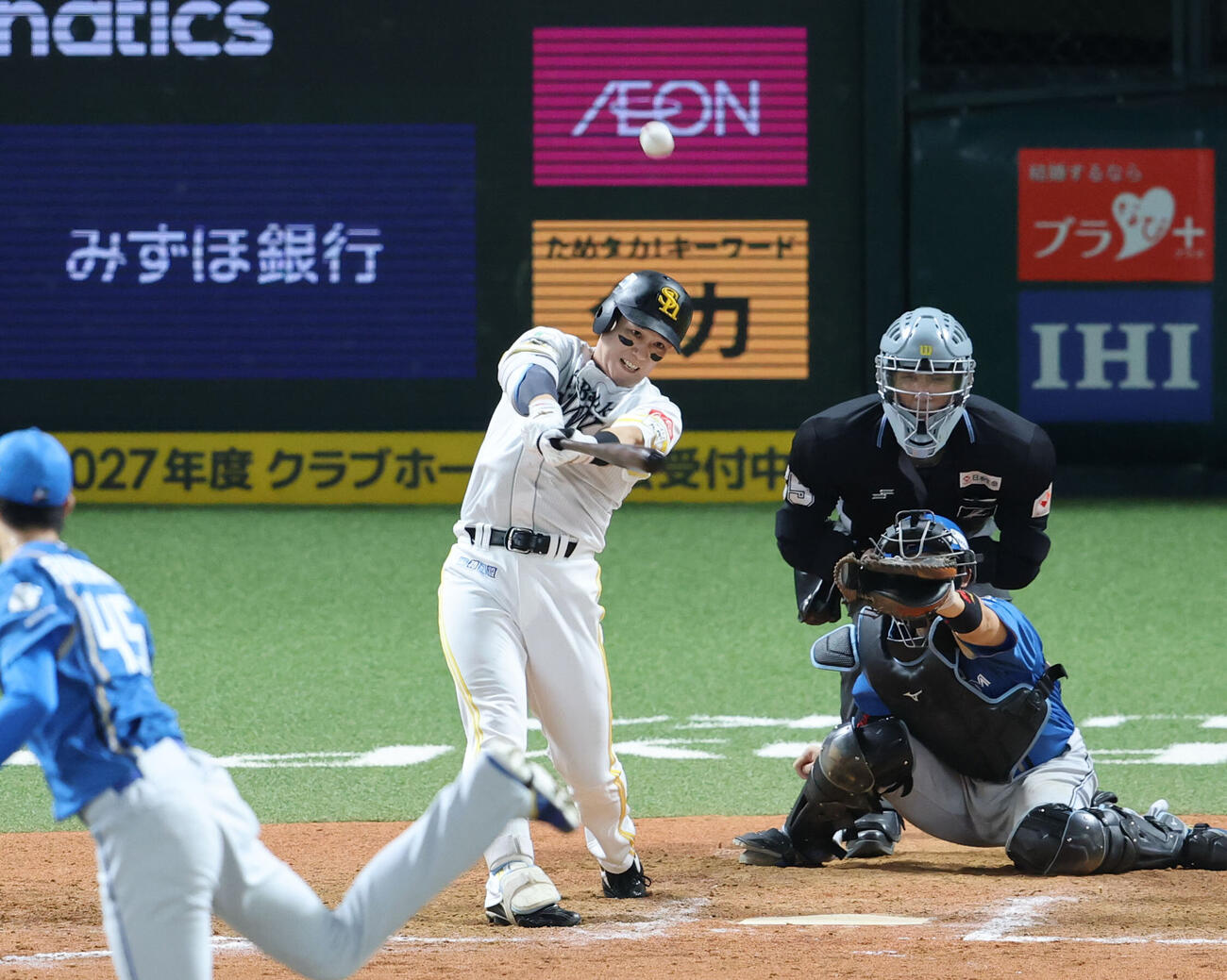 ソフトバンク対日本ハム　9回裏ソフトバンク1死満塁、栗原陵矢は右中間にサヨナラとなる満塁本塁打を放つ（撮影・梅根麻紀）
