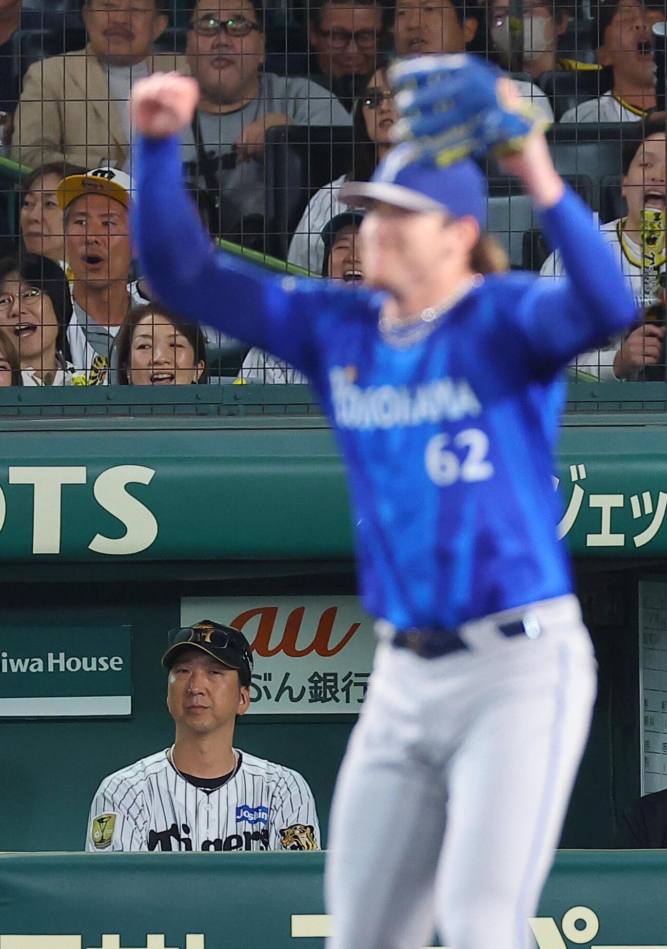 阪神対DeNA DeNAに連敗した藤川球児監督（左）はベンチで厳しい表情を見せる（撮影・上田博志）