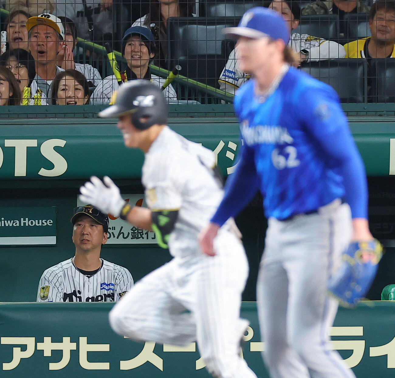 阪神対DeNA 9回裏阪神2死二、三塁、伏見寅威（中央）がショーン・レイノルズ（右）に打ち取られゲームセット。ベンチの藤川球児監督も厳しい表情を見せる（撮影・上田博志）