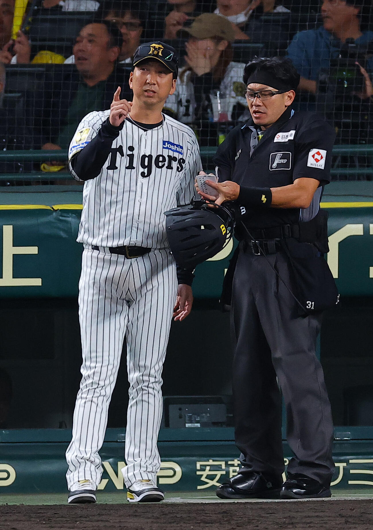 阪神対DeNA　選手交代を告げる藤川球児監督（撮影・上田博志）