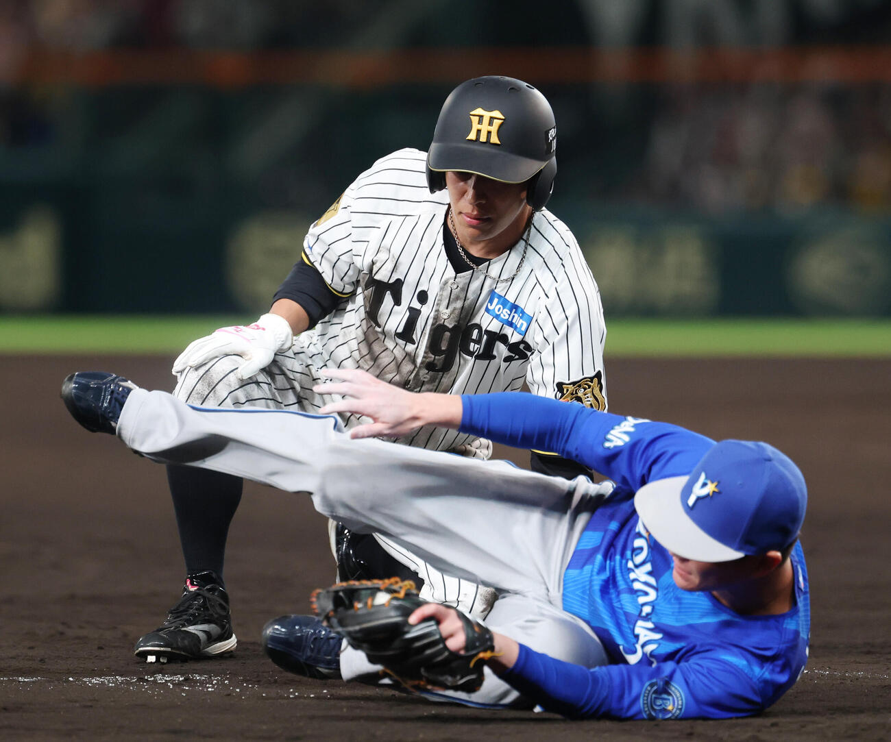 阪神対DeNA 9回裏阪神1死一、二塁、三盗を決める植田海。右は柴田竜拓（撮影・増田悦実）