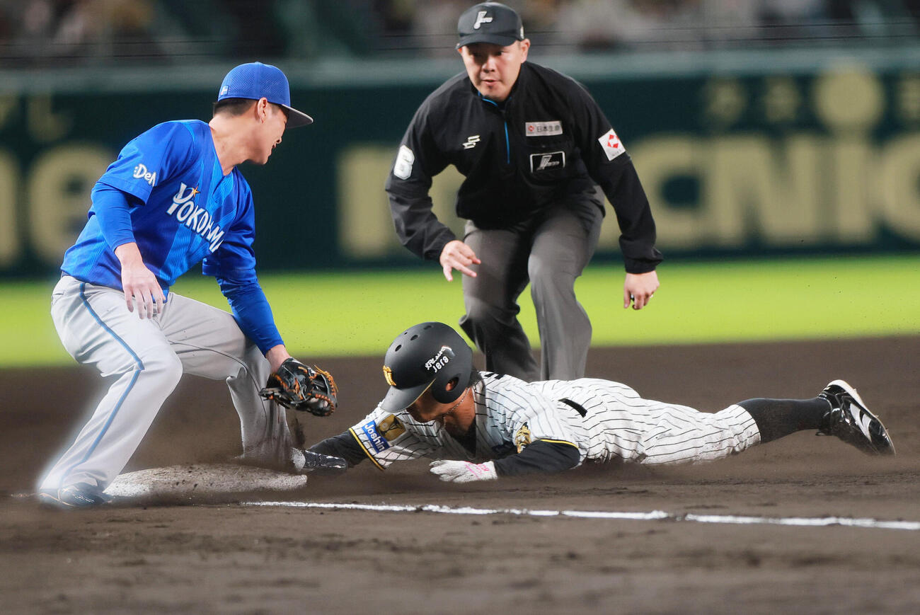 阪神対DeNA 9回裏阪神1死一、二塁、二走植田海（右）は三盗を決める（撮影・上山淳一）