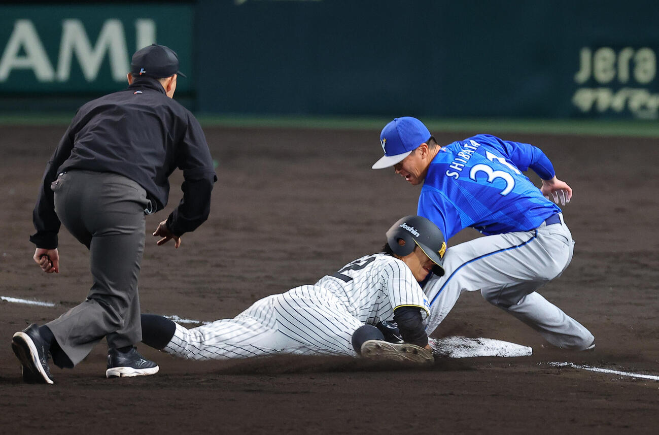 阪神対DeNA 9回裏阪神1死一、二塁、植田海は三盗を決める（撮影・上田博志）