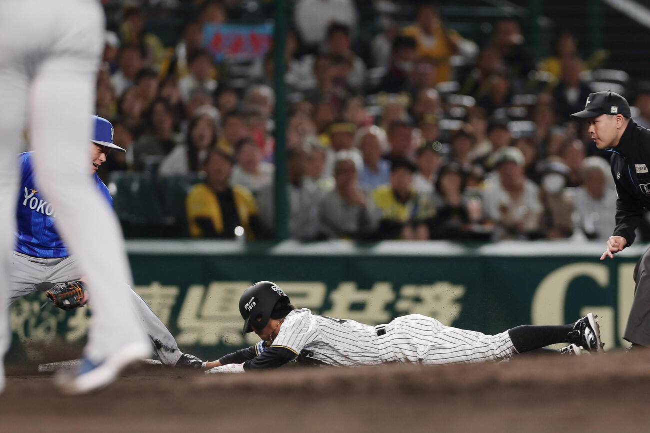 阪神対DeNA 9回裏阪神1死一、二塁、三盗を決める植田海。三塁手宮崎敏郎（撮影・前田充）
