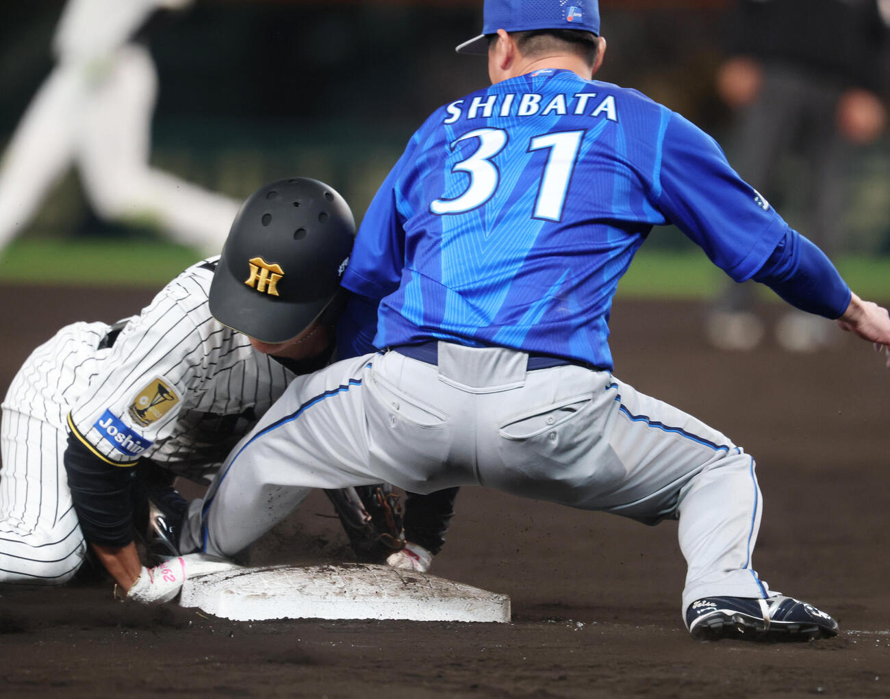 阪神対DeNA 9回裏阪神1死一、二塁、三盗を決める植田海。右は柴田竜拓（撮影・増田悦実）