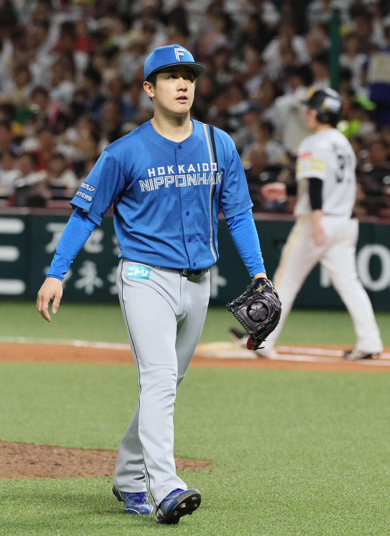 ソフトバンク対日本ハム　7回裏ソフトバンク2死一、二塁、降板する北山亘基（撮影・加藤孝規）